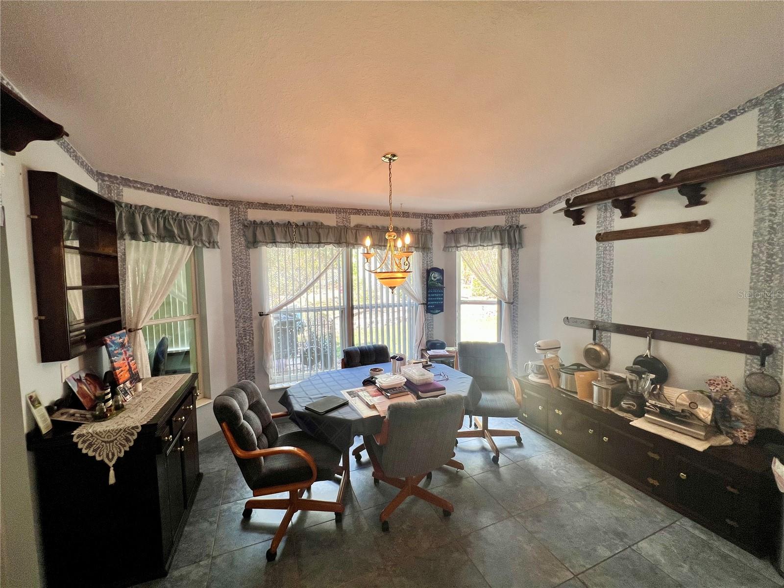 Image 13 of 45 For 1995 Newhaven Street