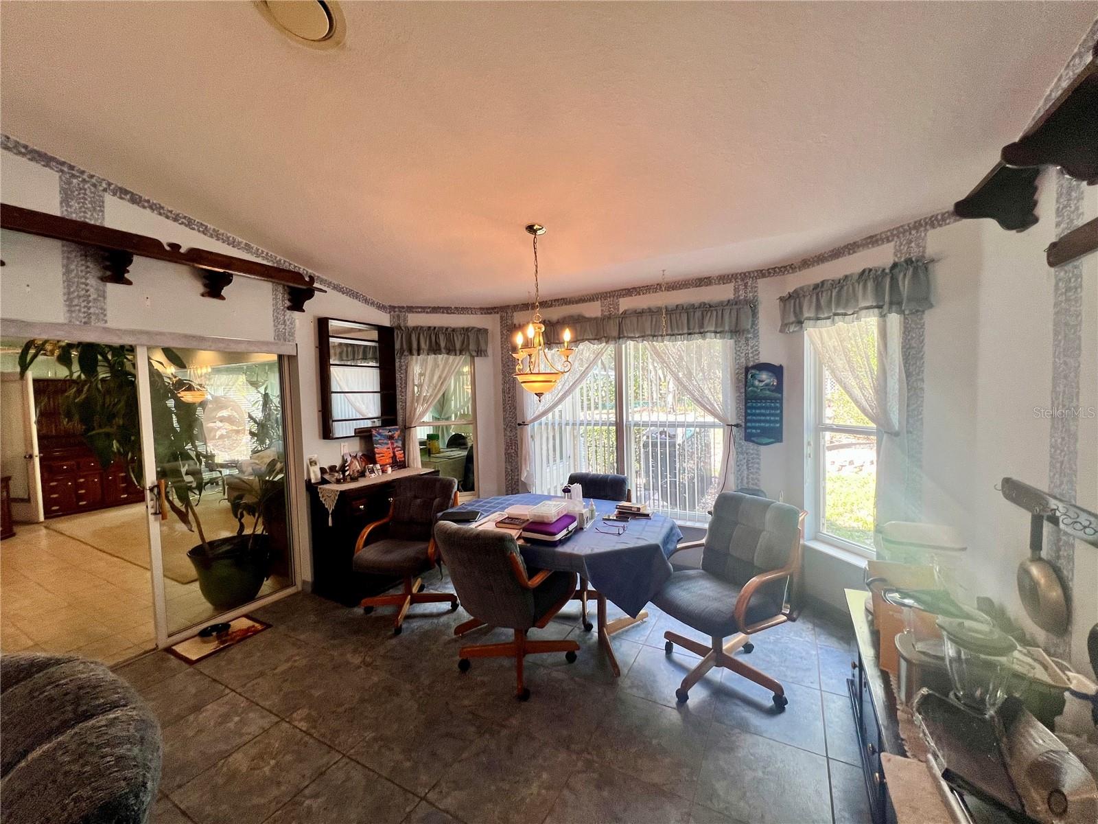 Image 33 of 45 For 1995 Newhaven Street