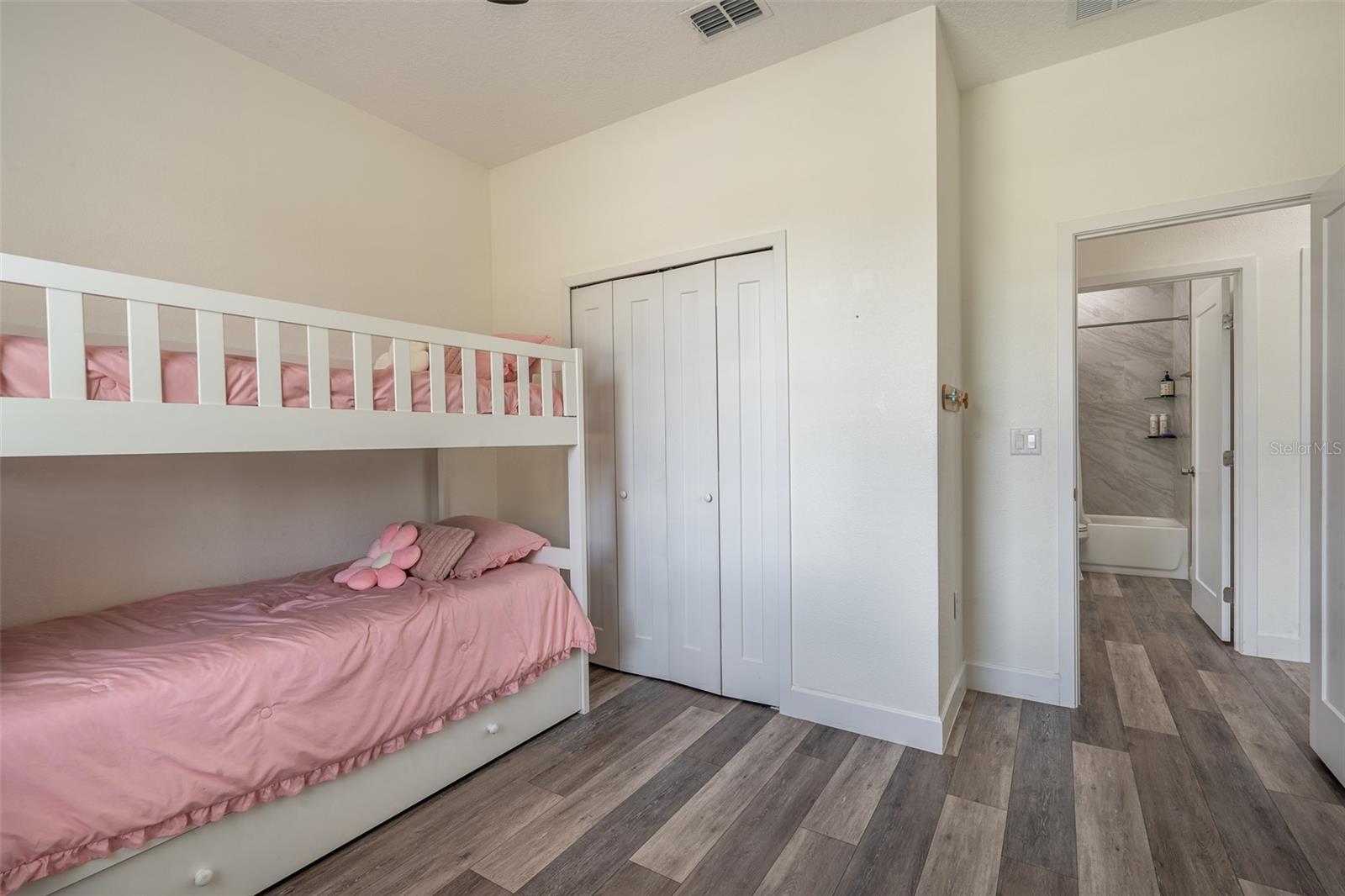 Image 24 of 53 For 248 Robin Road