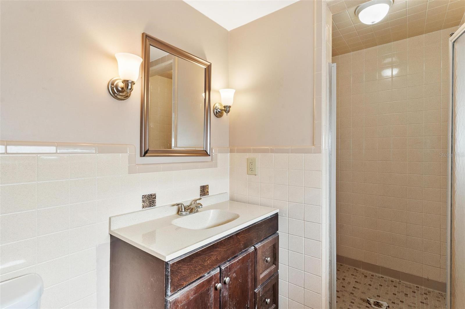 Image 32 of 48 For 366 Bay Road