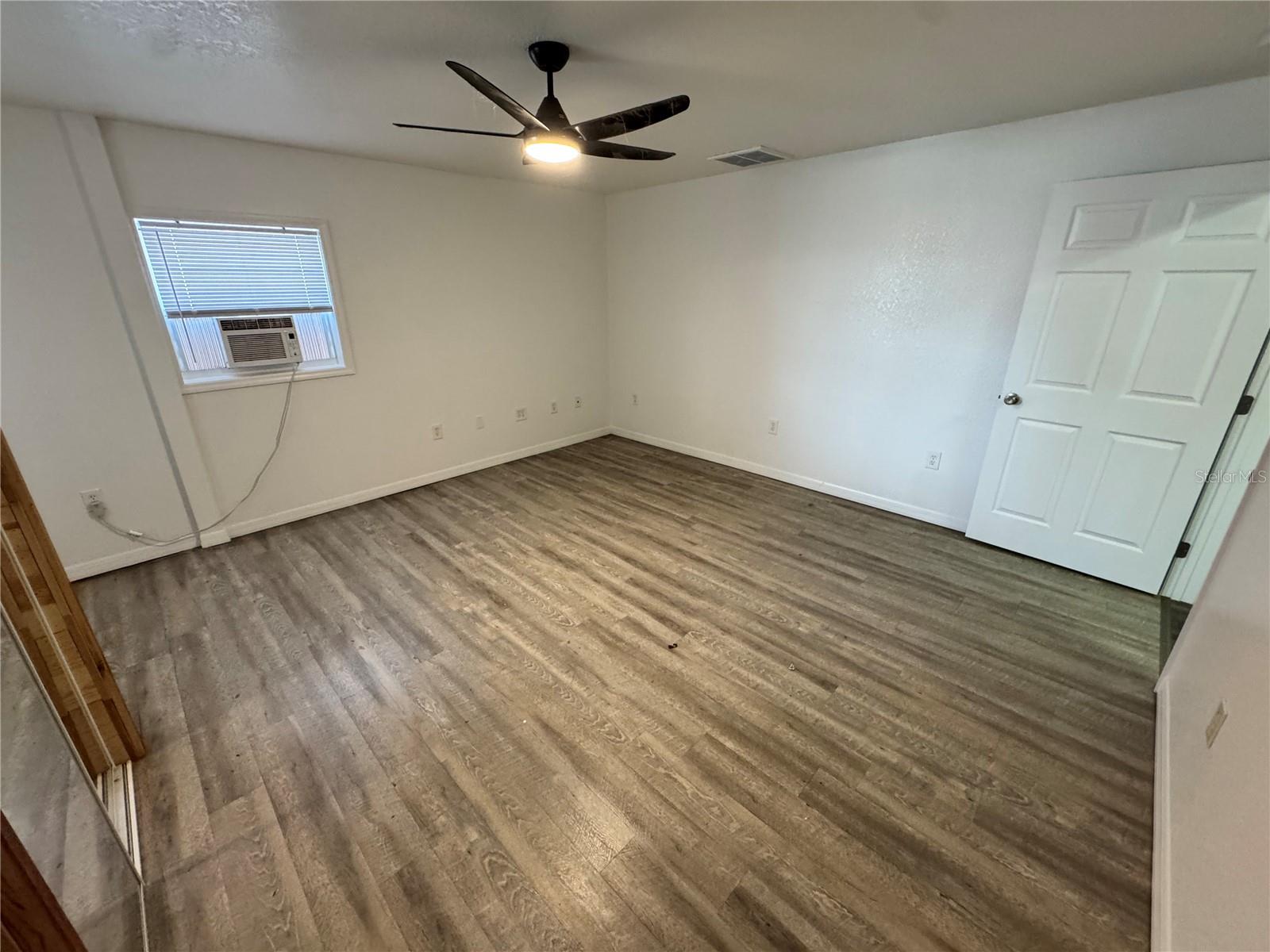 Image 11 of 17 For 306 Iona Avenue