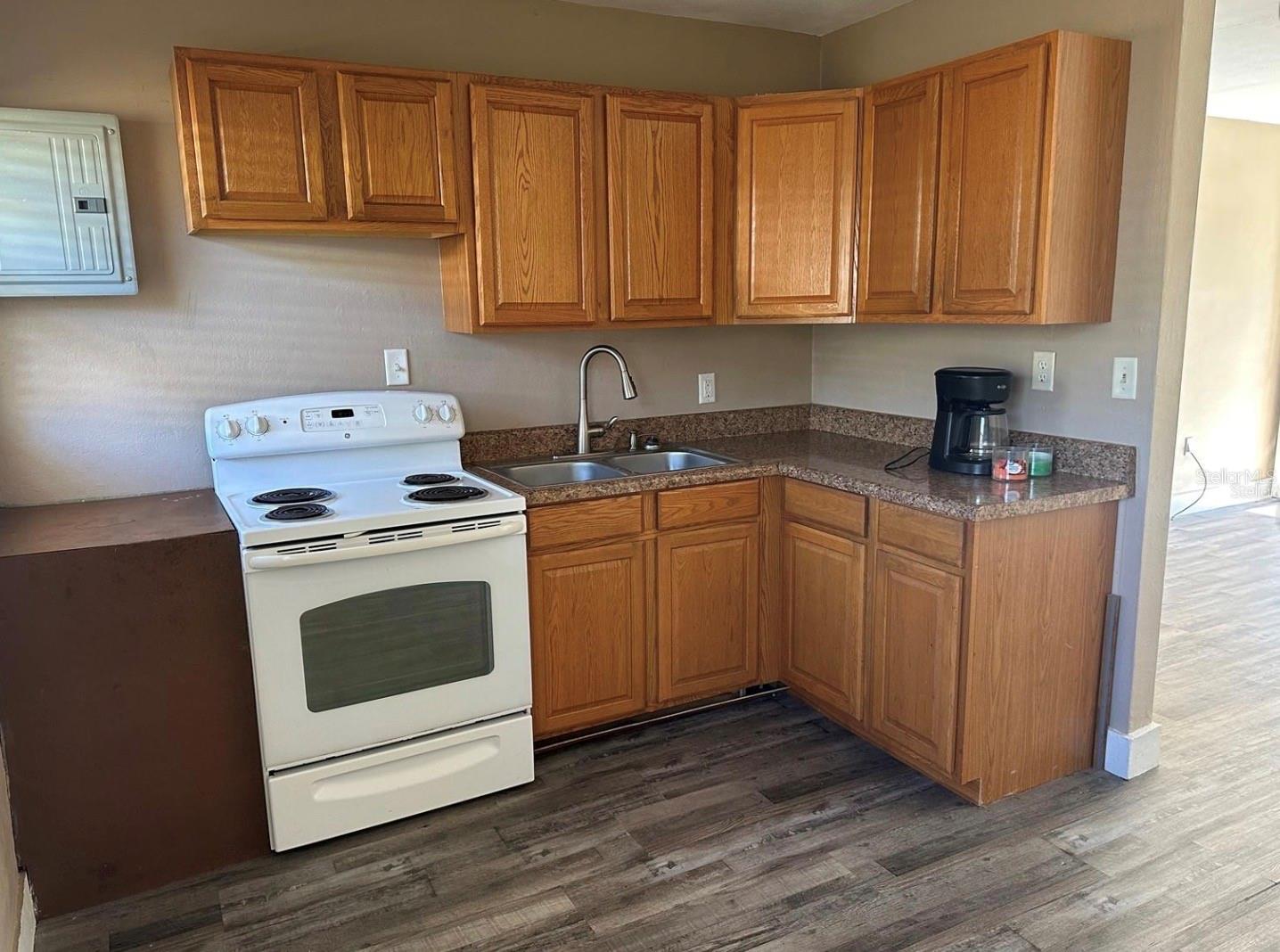 Image 4 of 6 For 607 Johns Avenue