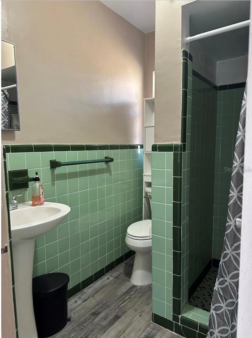 Image 6 of 6 For 607 Johns Avenue