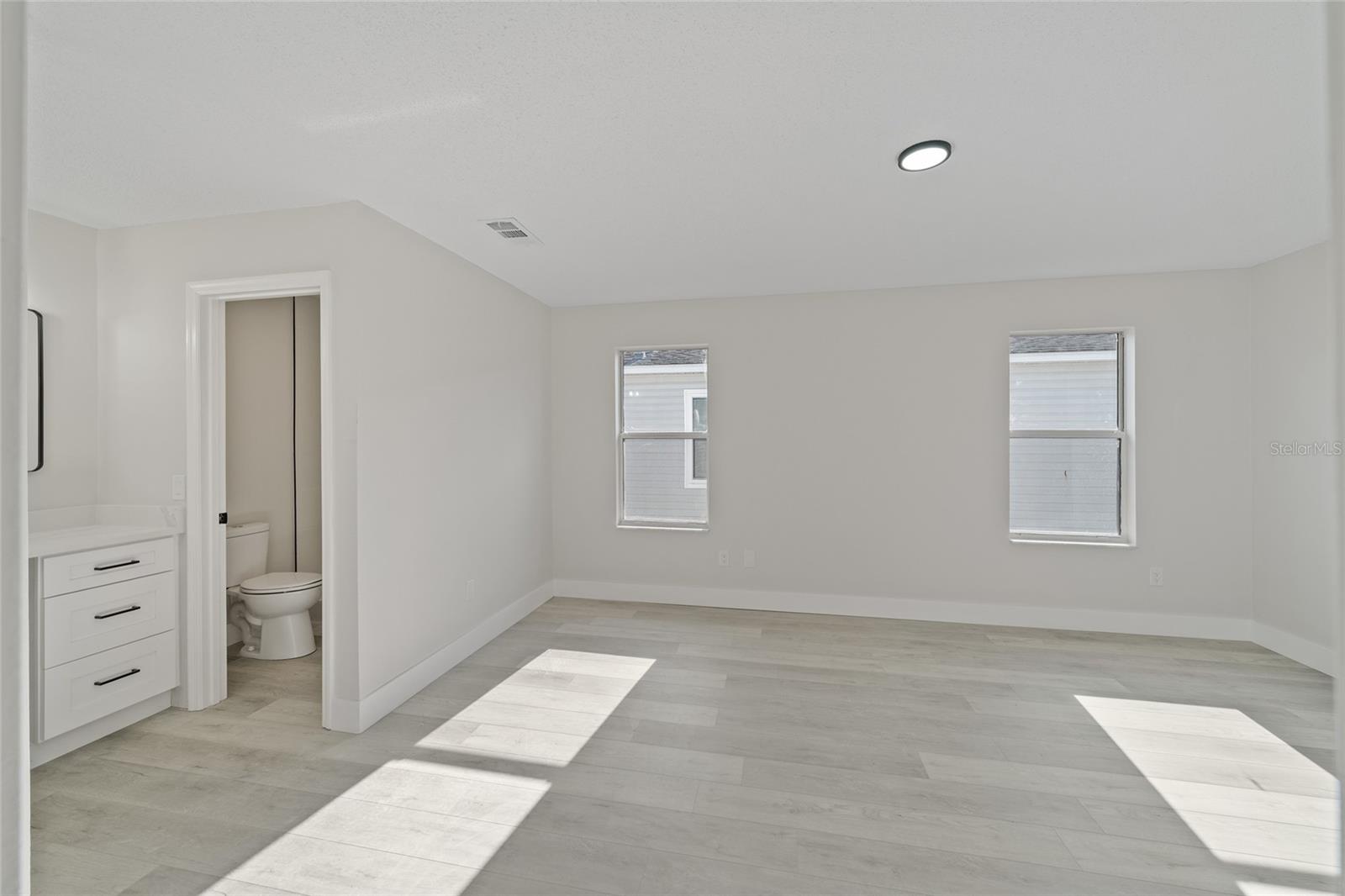 Image 17 of 37 For 843 Bolivar Street