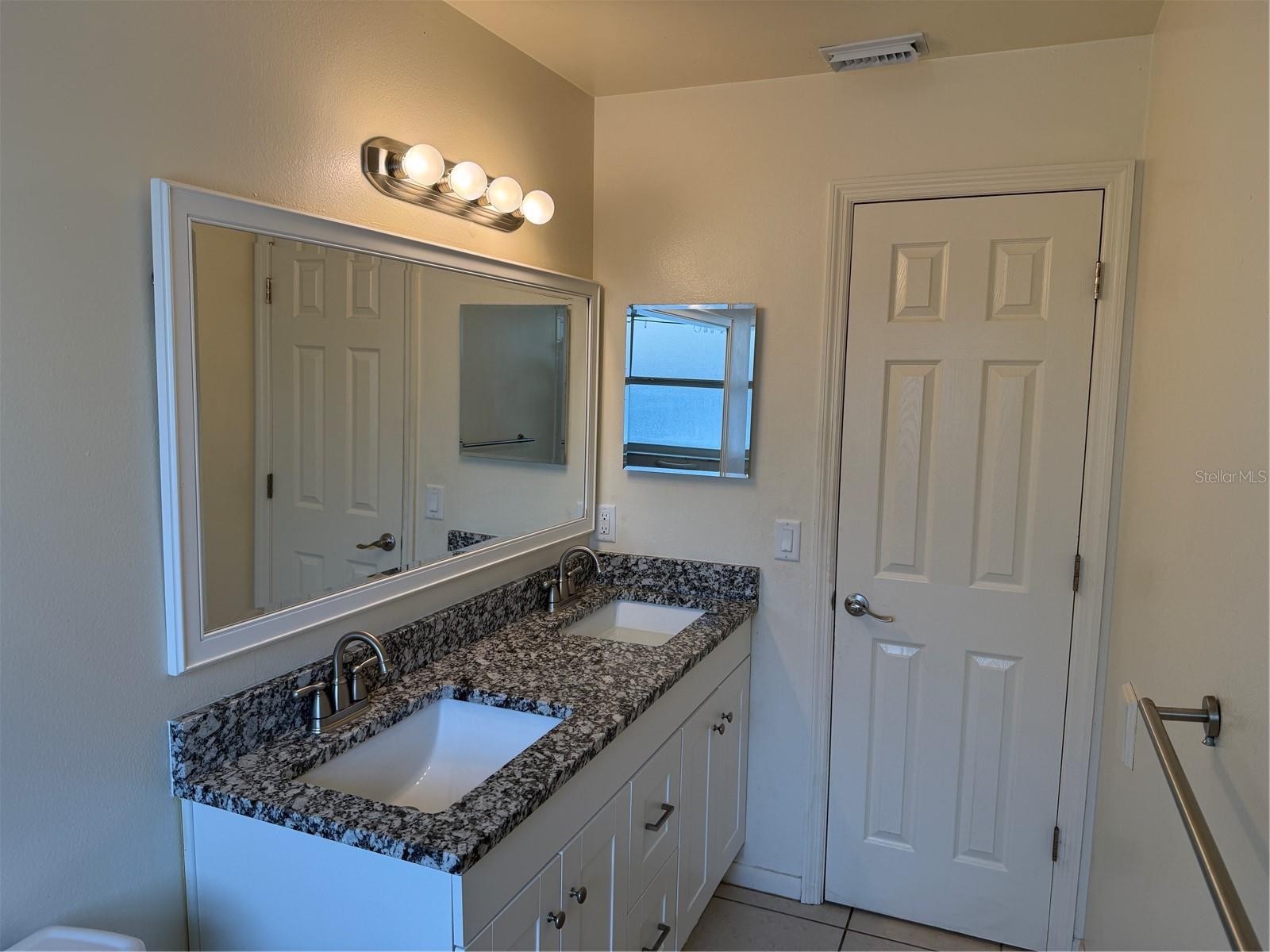 Image 12 of 19 For 824 Lone Oak Drive B