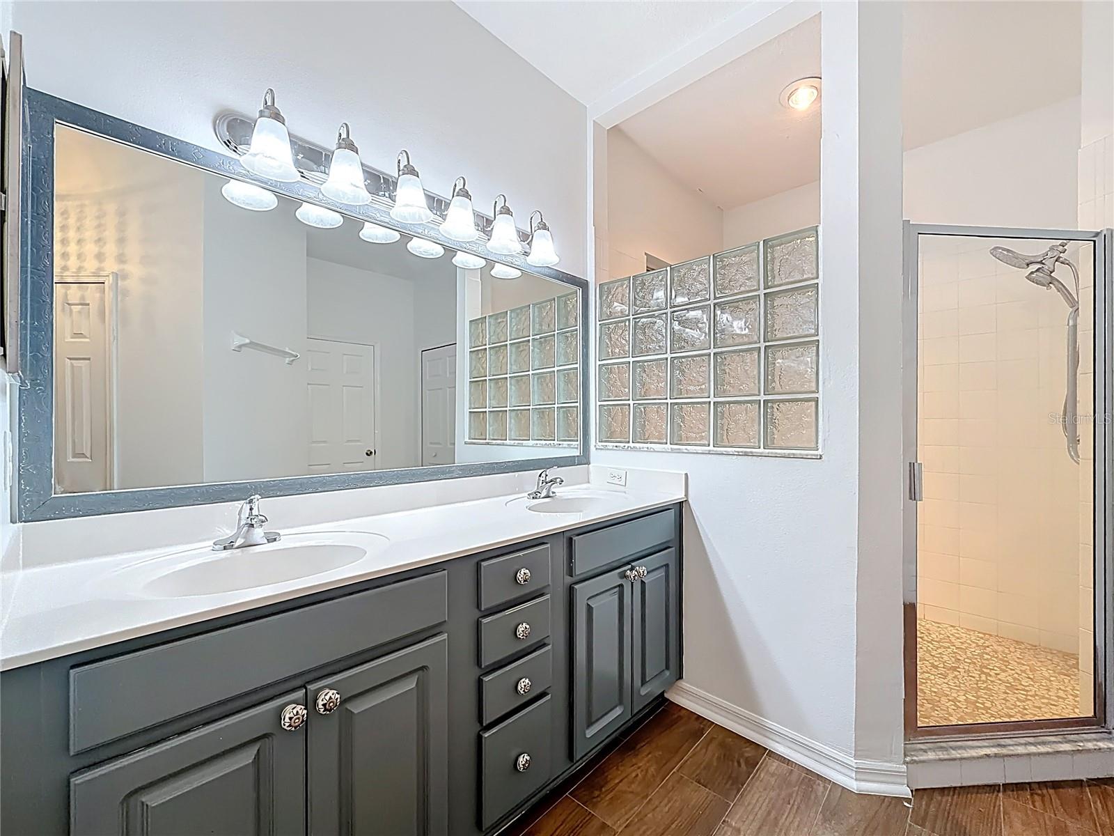 Image 24 of 47 For 507 Dowling Circle