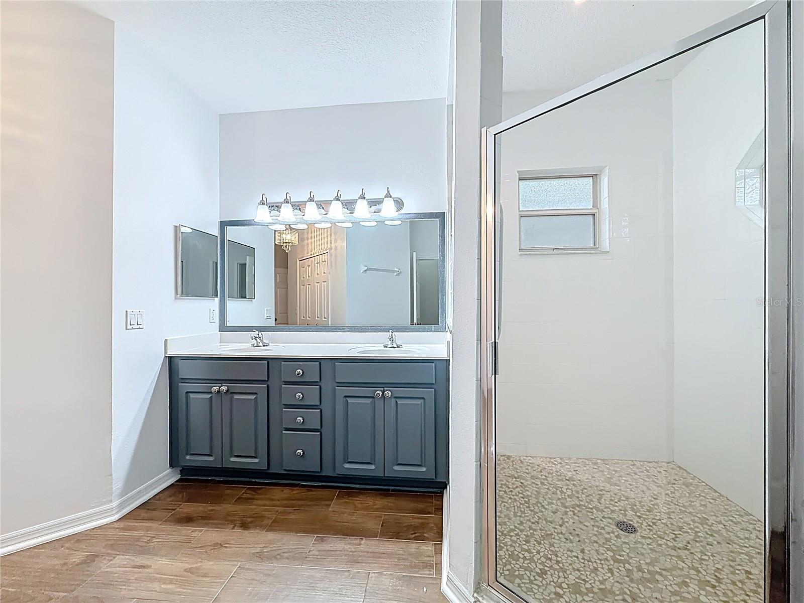 Image 25 of 47 For 507 Dowling Circle