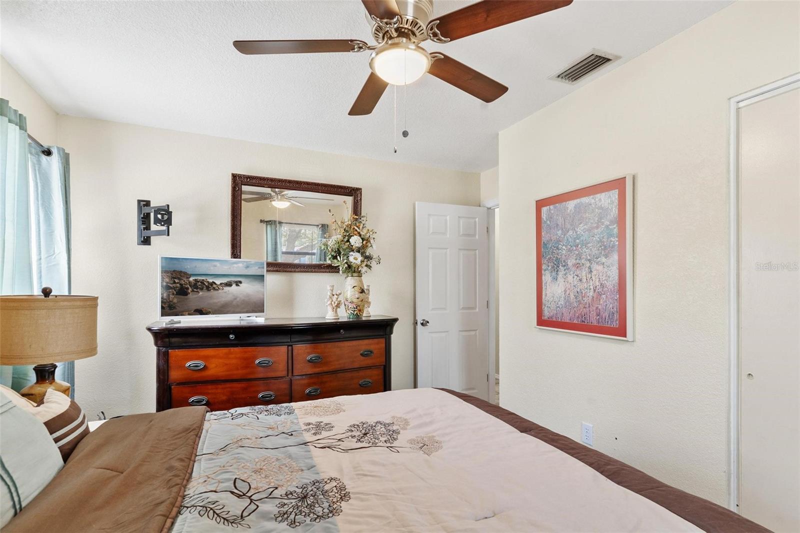 Image 25 of 34 For 501 Poinsettia Avenue