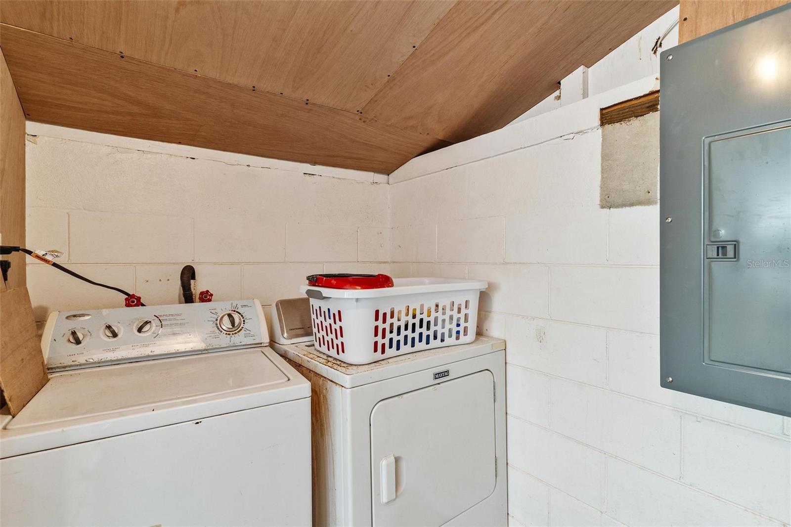 Image 30 of 34 For 501 Poinsettia Avenue