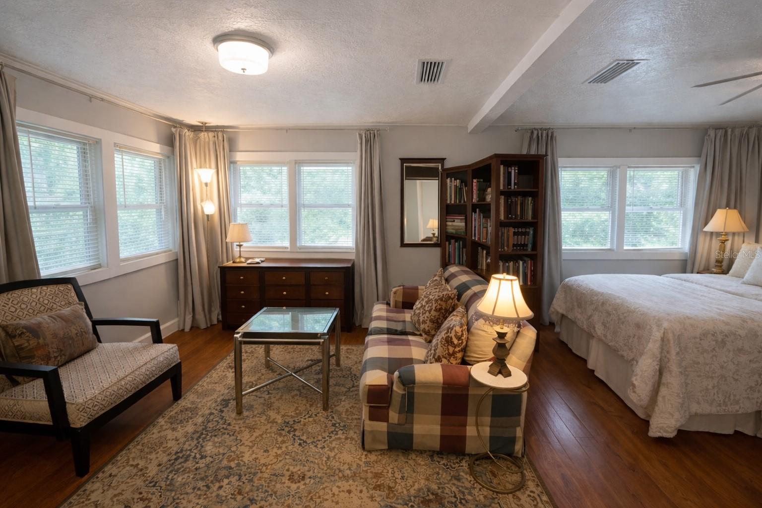 Image 4 of 14 For 721 1-2 Park Drive