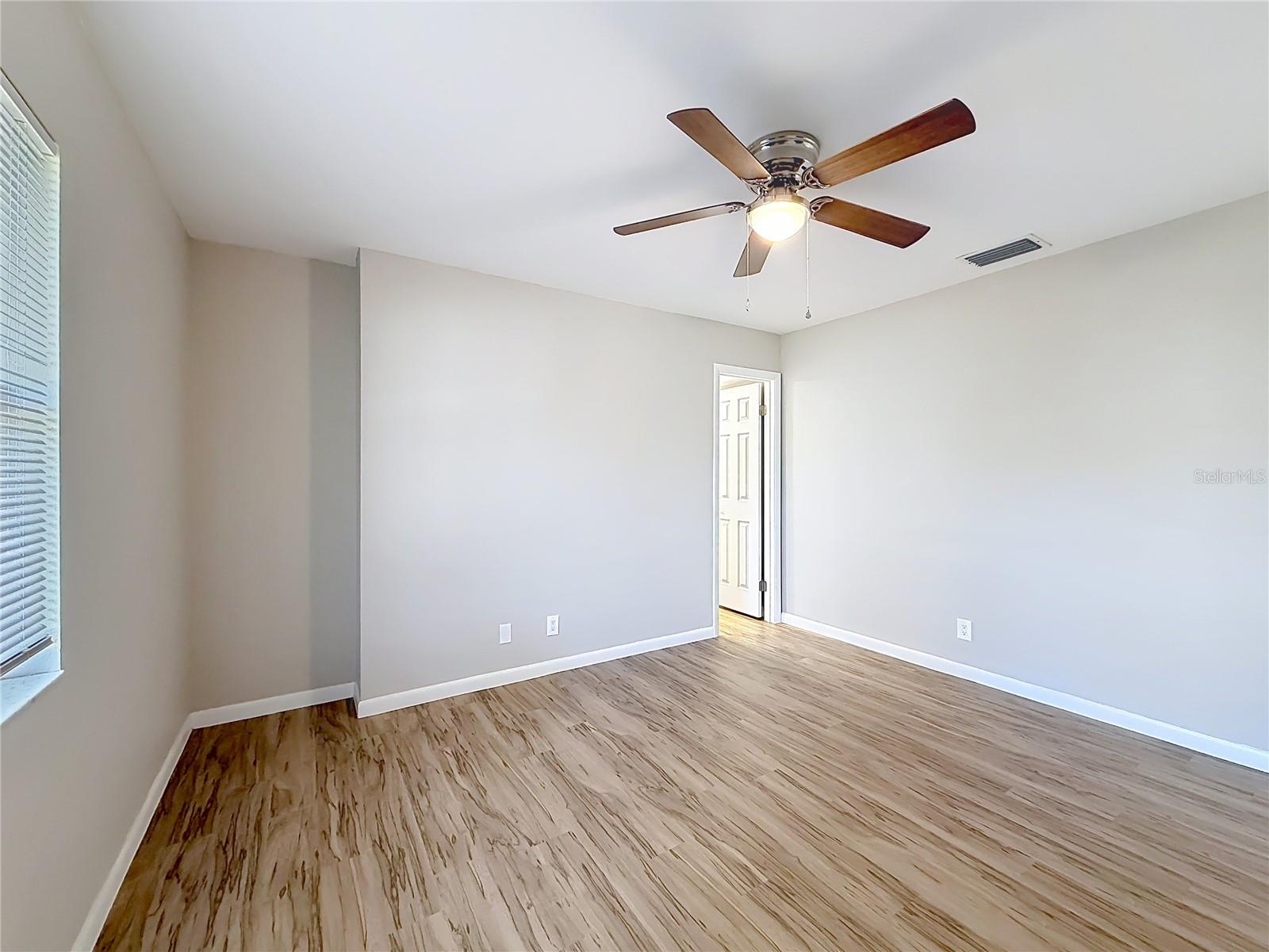 Image 18 of 29 For 405 Circlewood Street