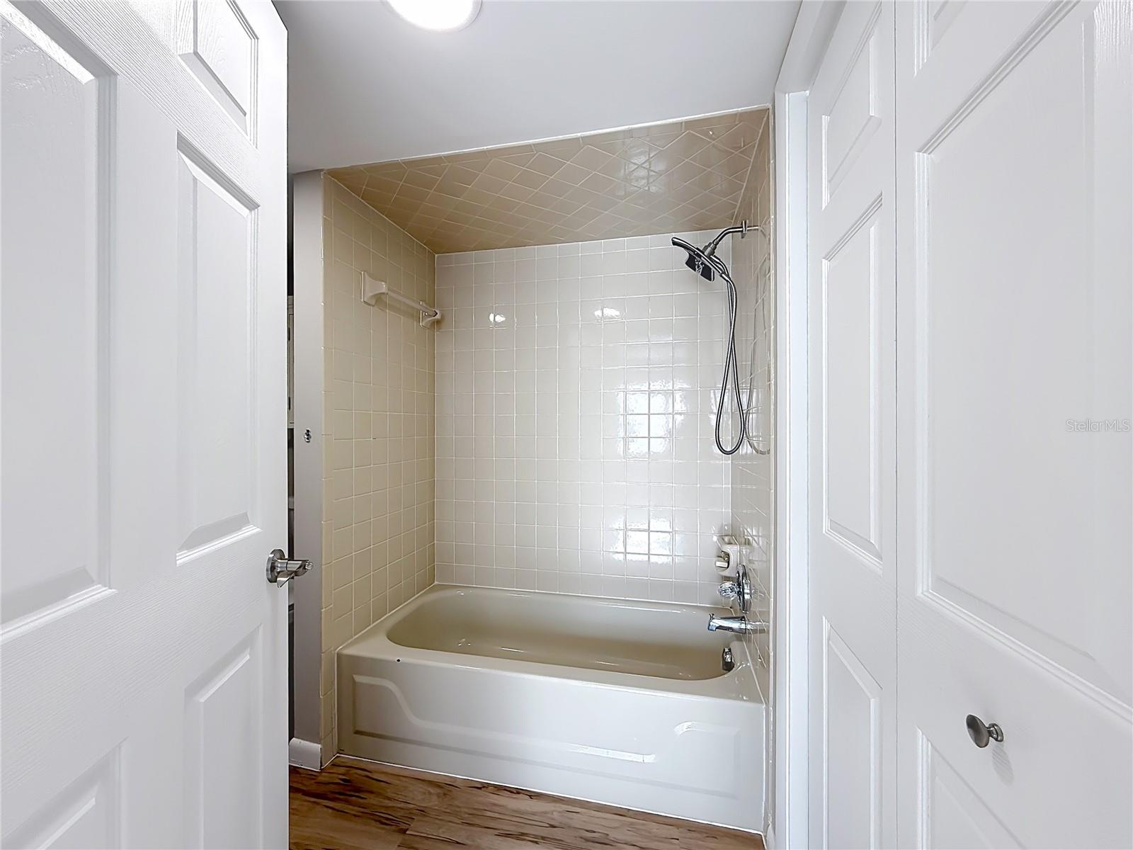 Image 20 of 29 For 405 Circlewood Street