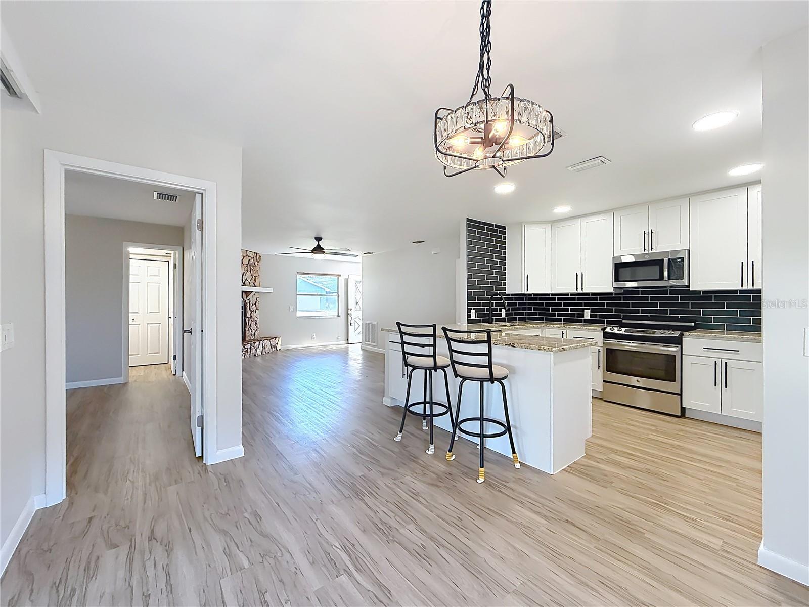 Image 7 of 29 For 405 Circlewood Street