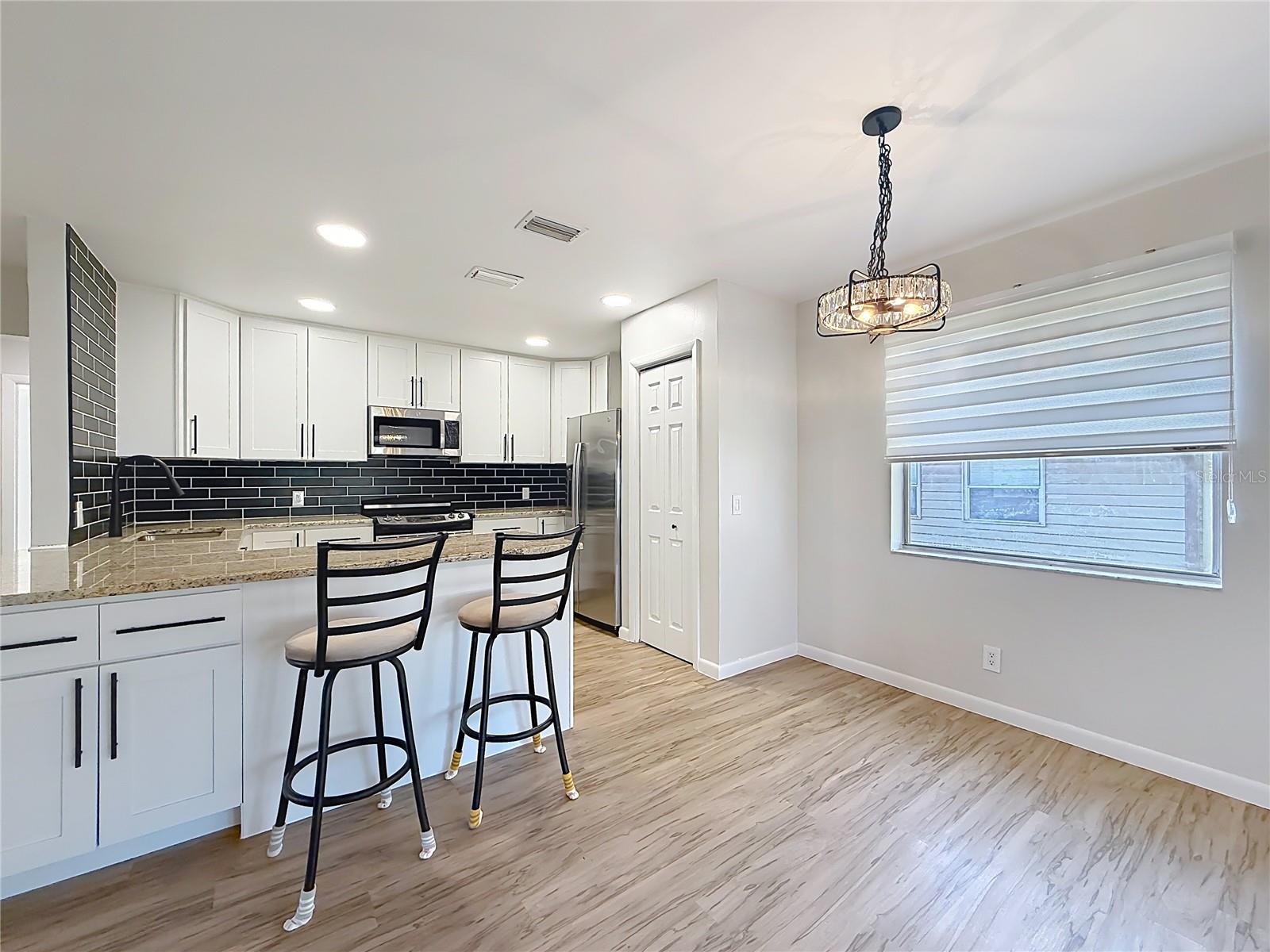 Image 8 of 29 For 405 Circlewood Street