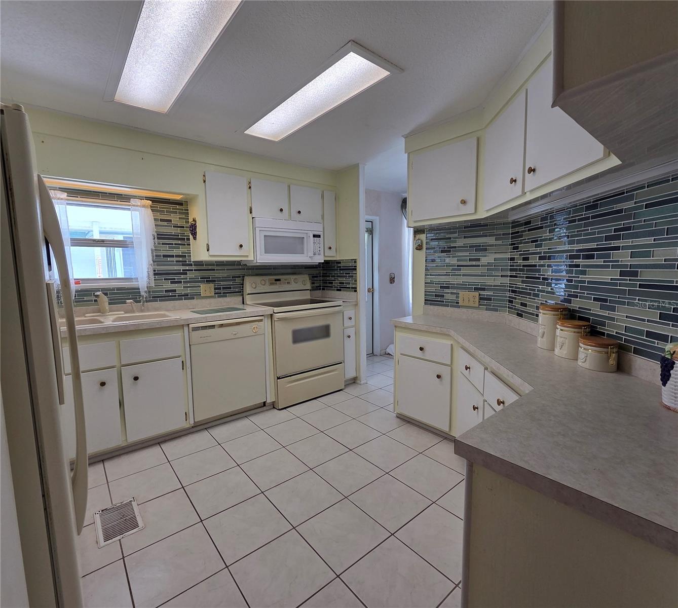 Image 2 of 32 For 426 Hawthorne Boulevard