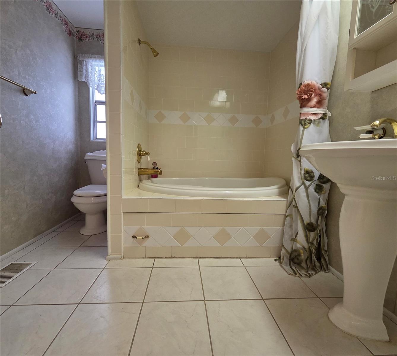 Image 22 of 32 For 426 Hawthorne Boulevard