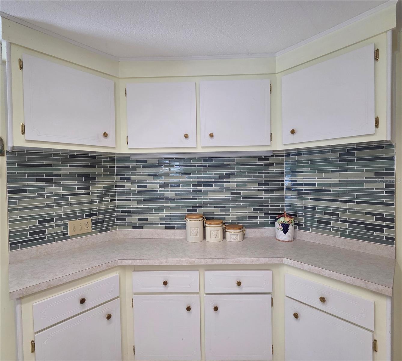 Image 4 of 32 For 426 Hawthorne Boulevard