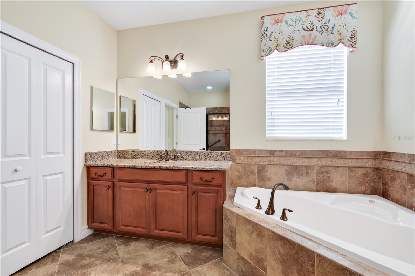 Image 17 of 41 For 3651 Limestone Street