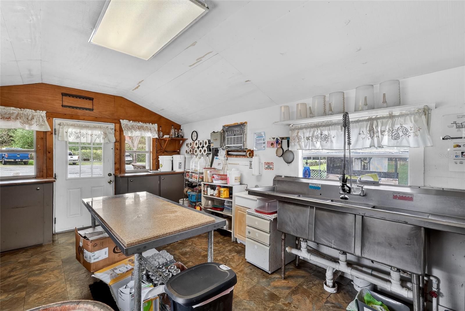 Image 19 of 28 For 26921 Bloomfield Avenue