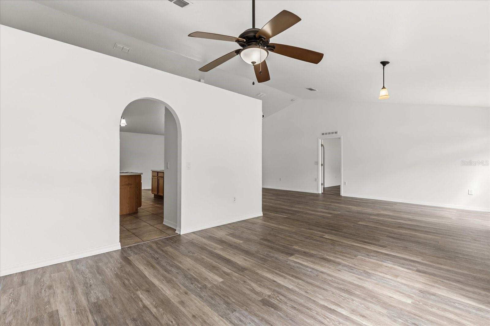 Image 5 of 37 For 1500 Daybreak Drive