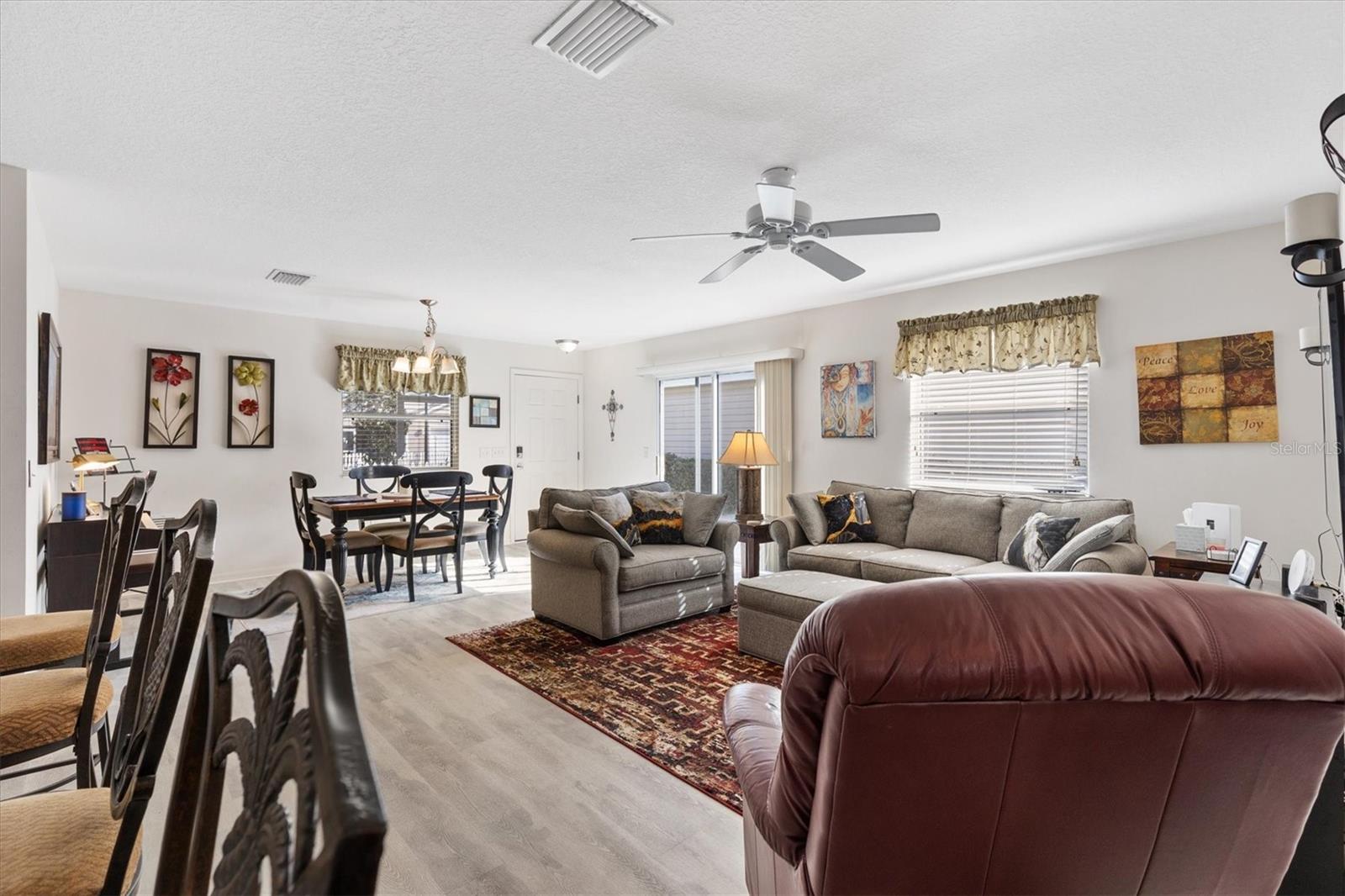 Listing photo id 8 for 2558 Carrington Court