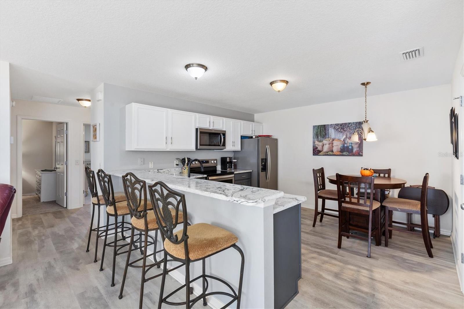 Listing photo id 9 for 2558 Carrington Court