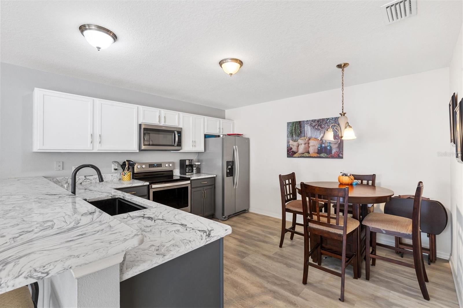 Listing photo id 10 for 2558 Carrington Court