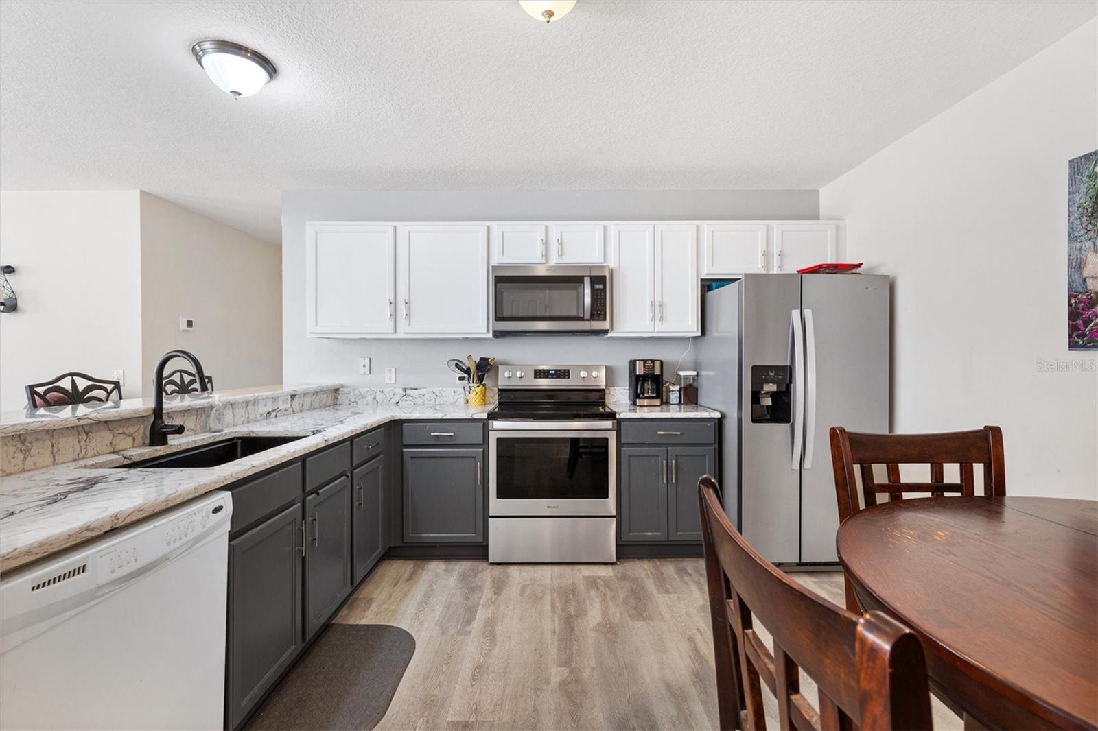 Listing photo id 11 for 2558 Carrington Court