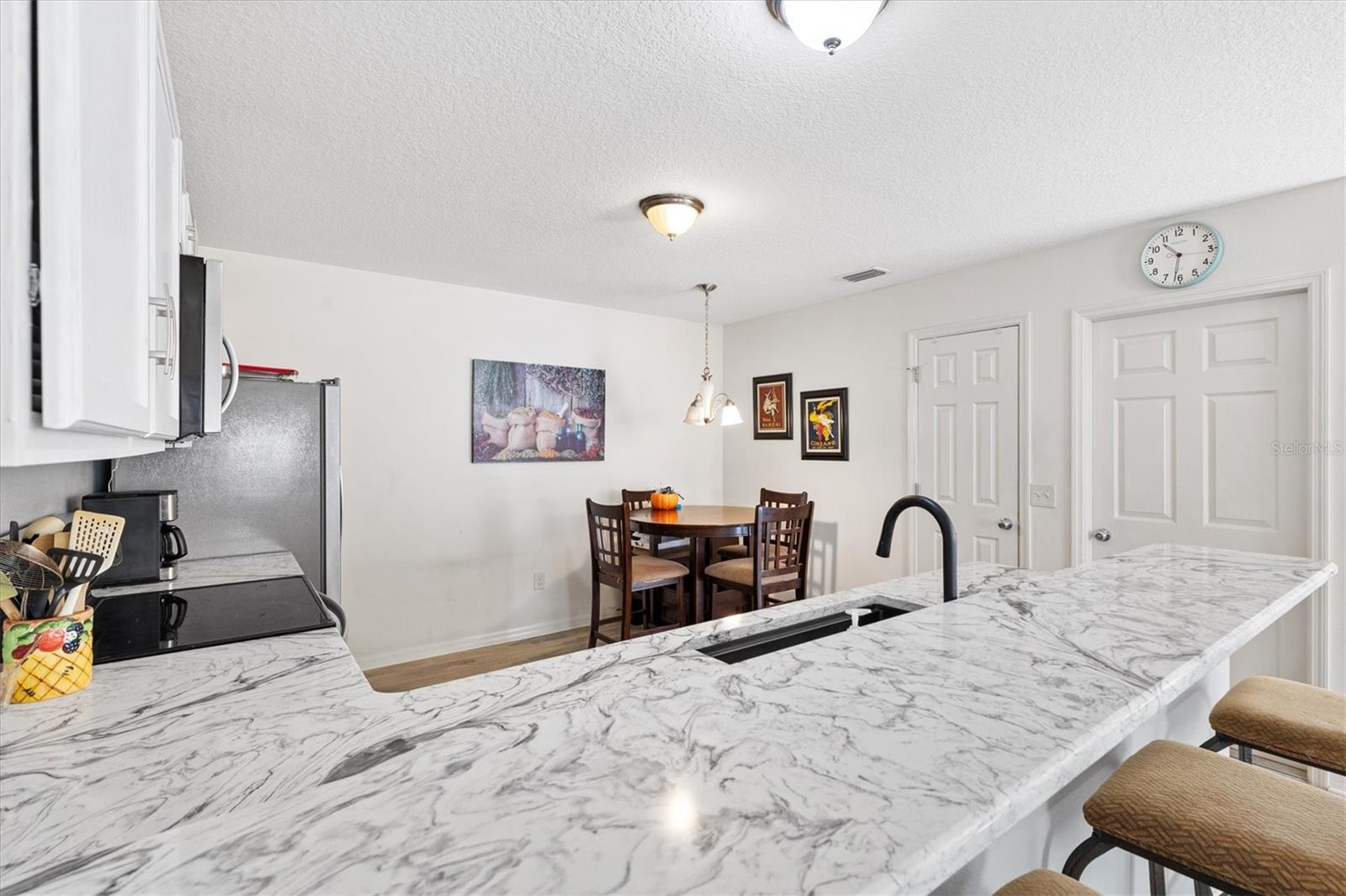 Listing photo id 12 for 2558 Carrington Court