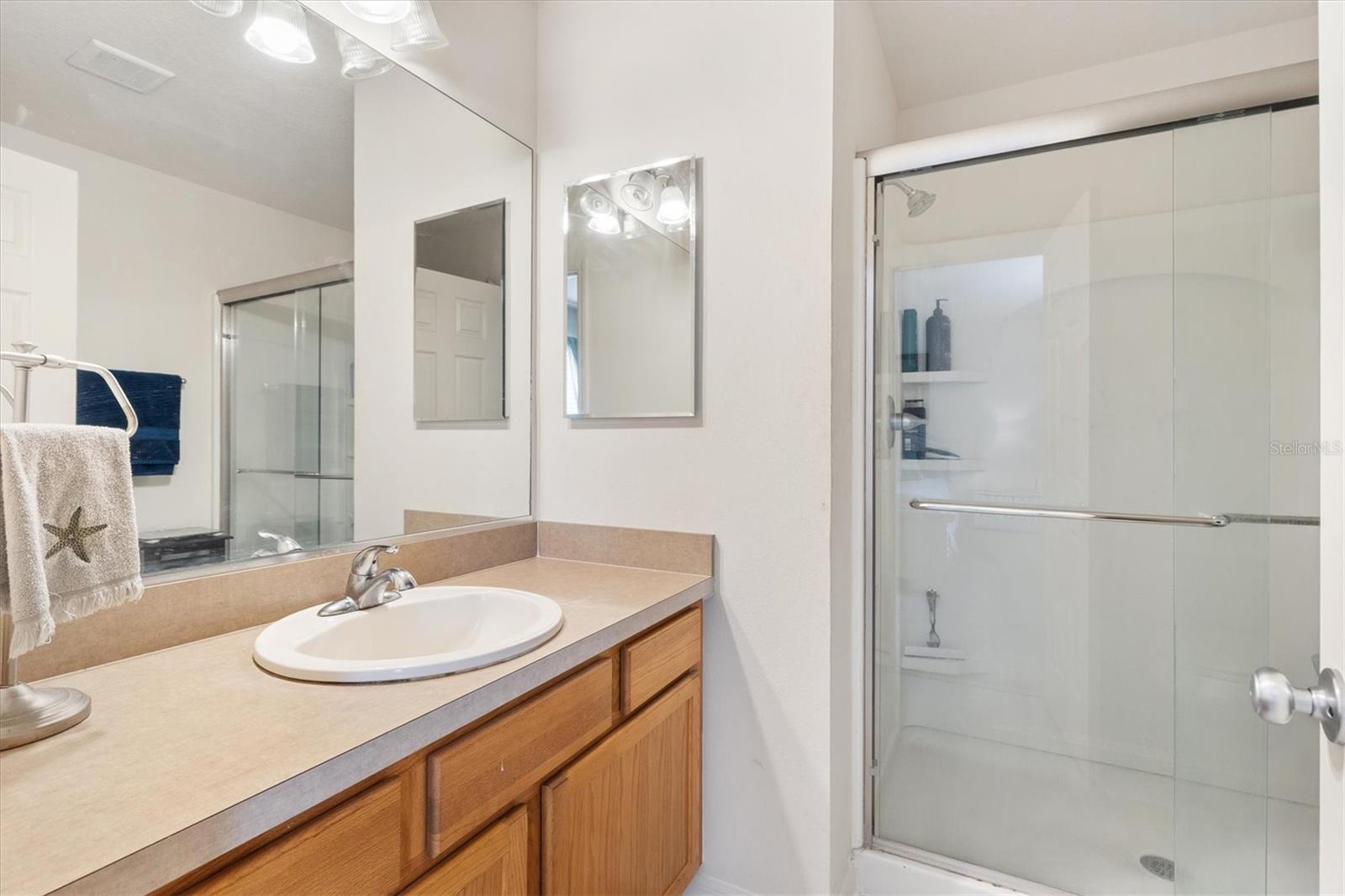 Listing photo id 15 for 2558 Carrington Court