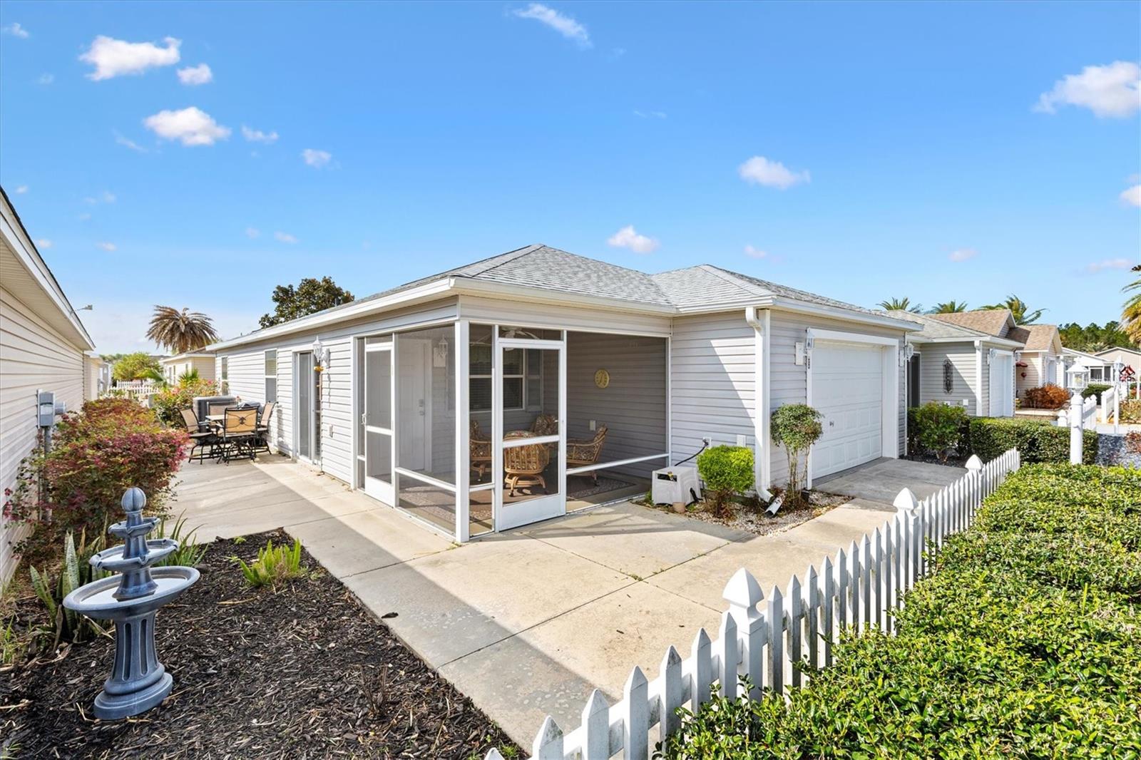 Listing photo id 0 for 2558 Carrington Court