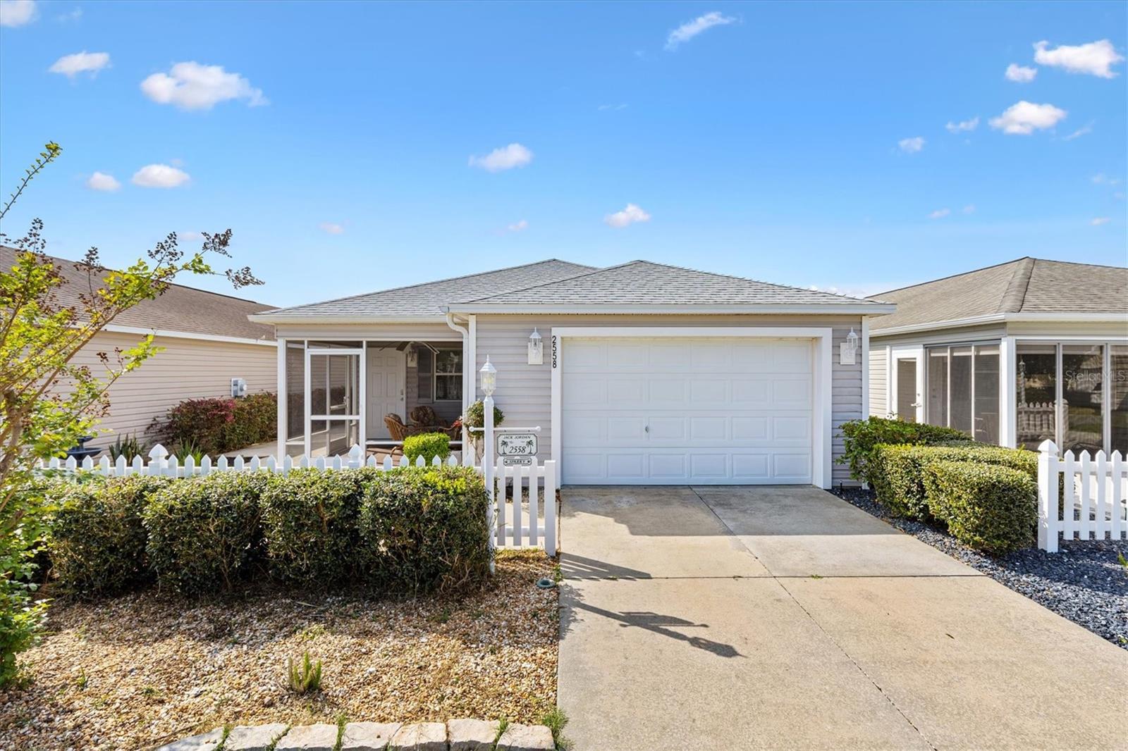 Listing photo id 24 for 2558 Carrington Court