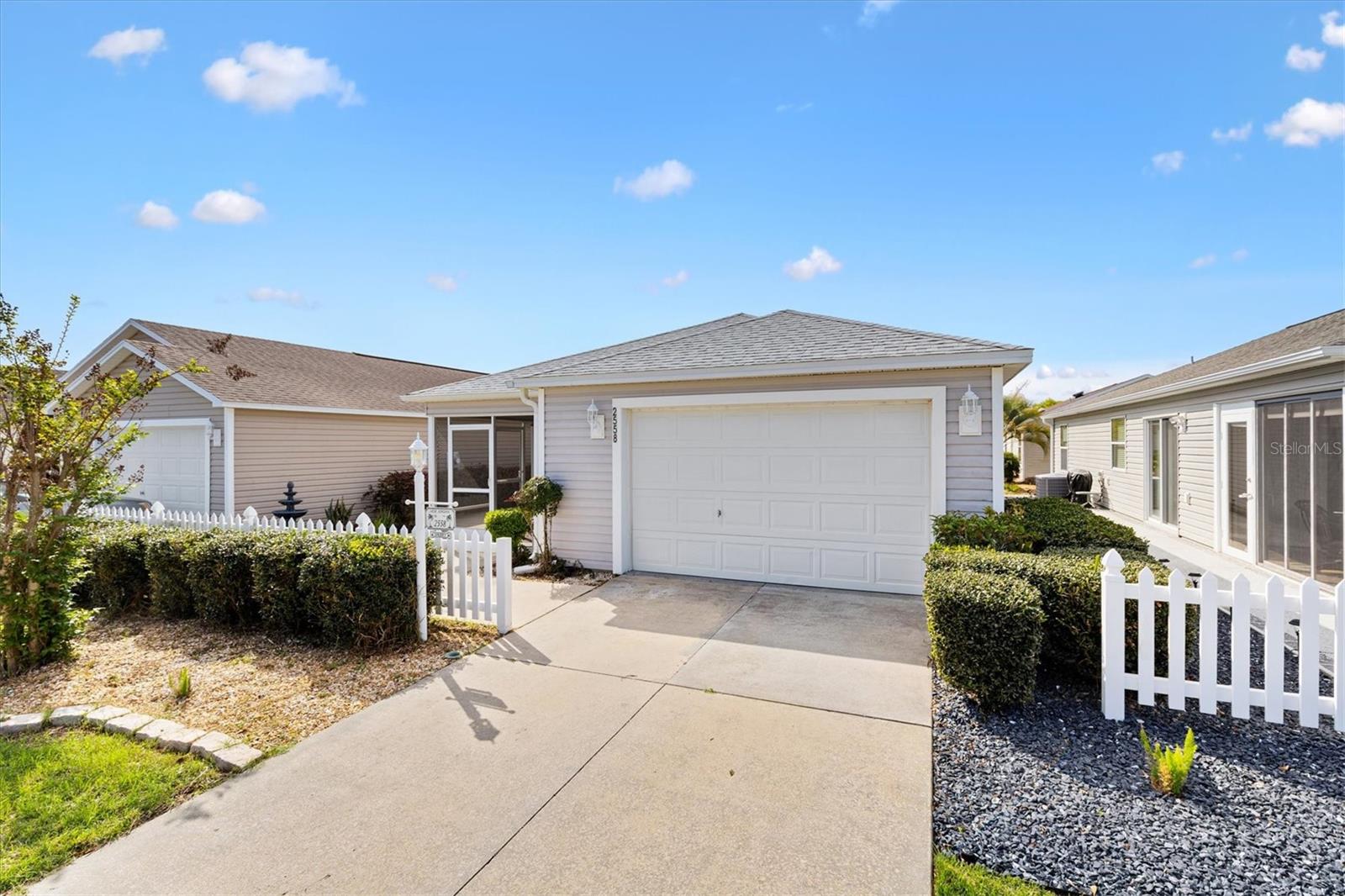 Listing photo id 25 for 2558 Carrington Court