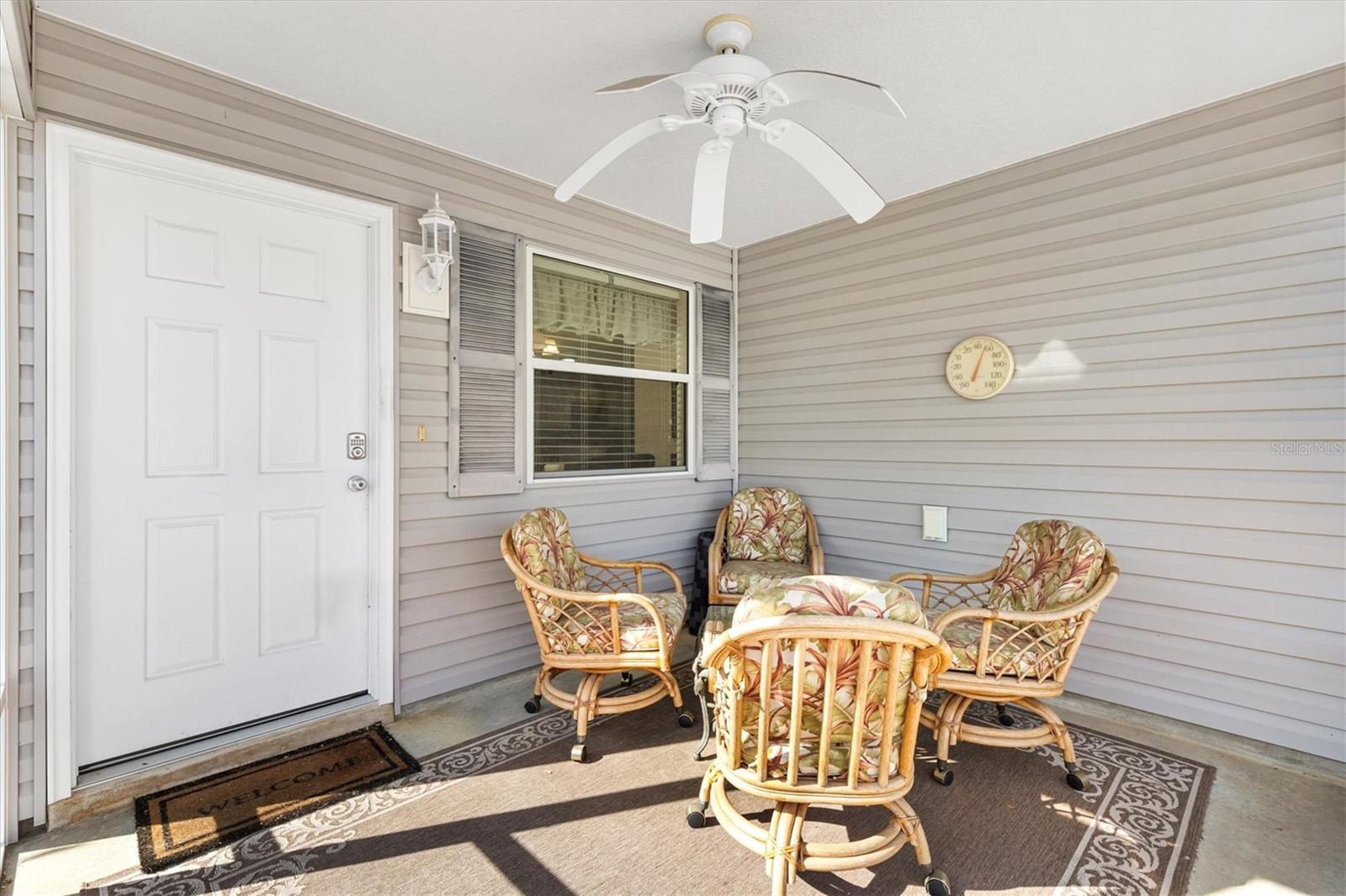 Listing photo id 2 for 2558 Carrington Court