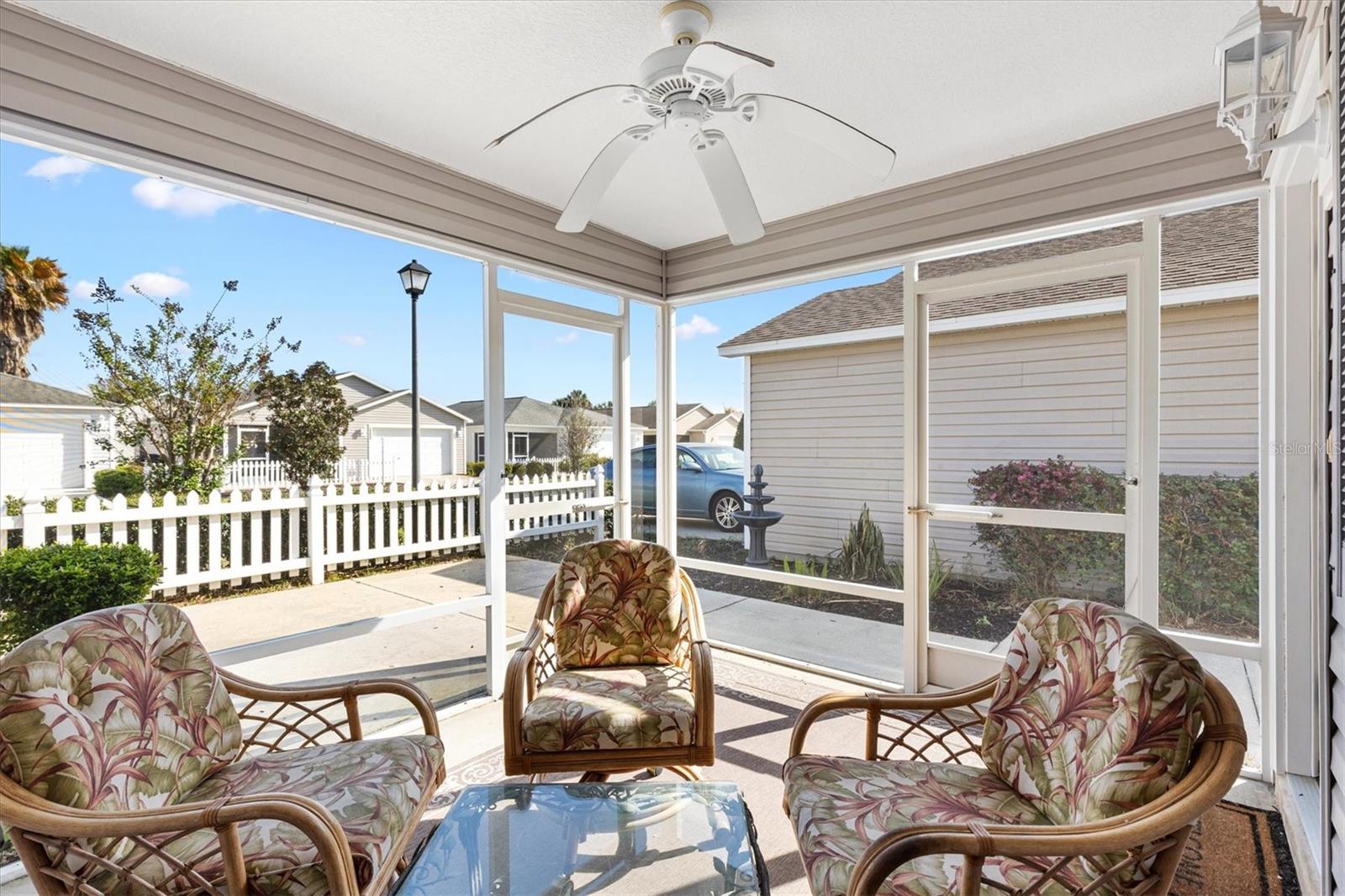 Listing photo id 3 for 2558 Carrington Court