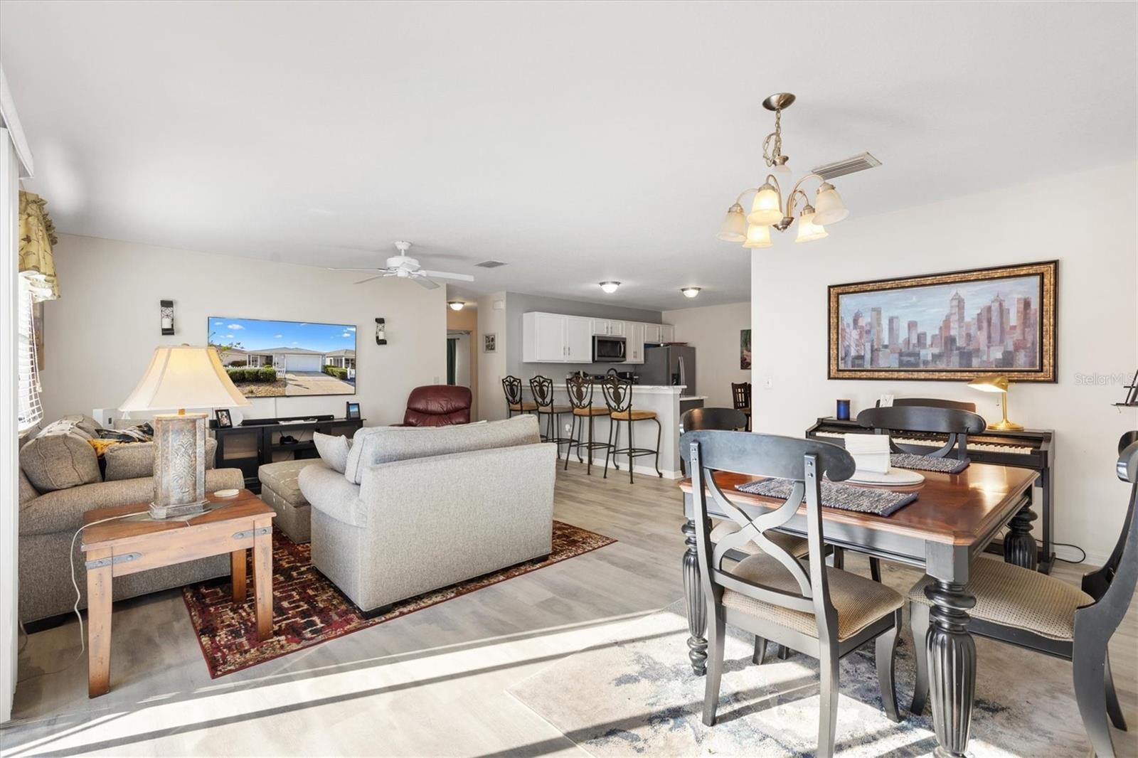 Listing photo id 4 for 2558 Carrington Court