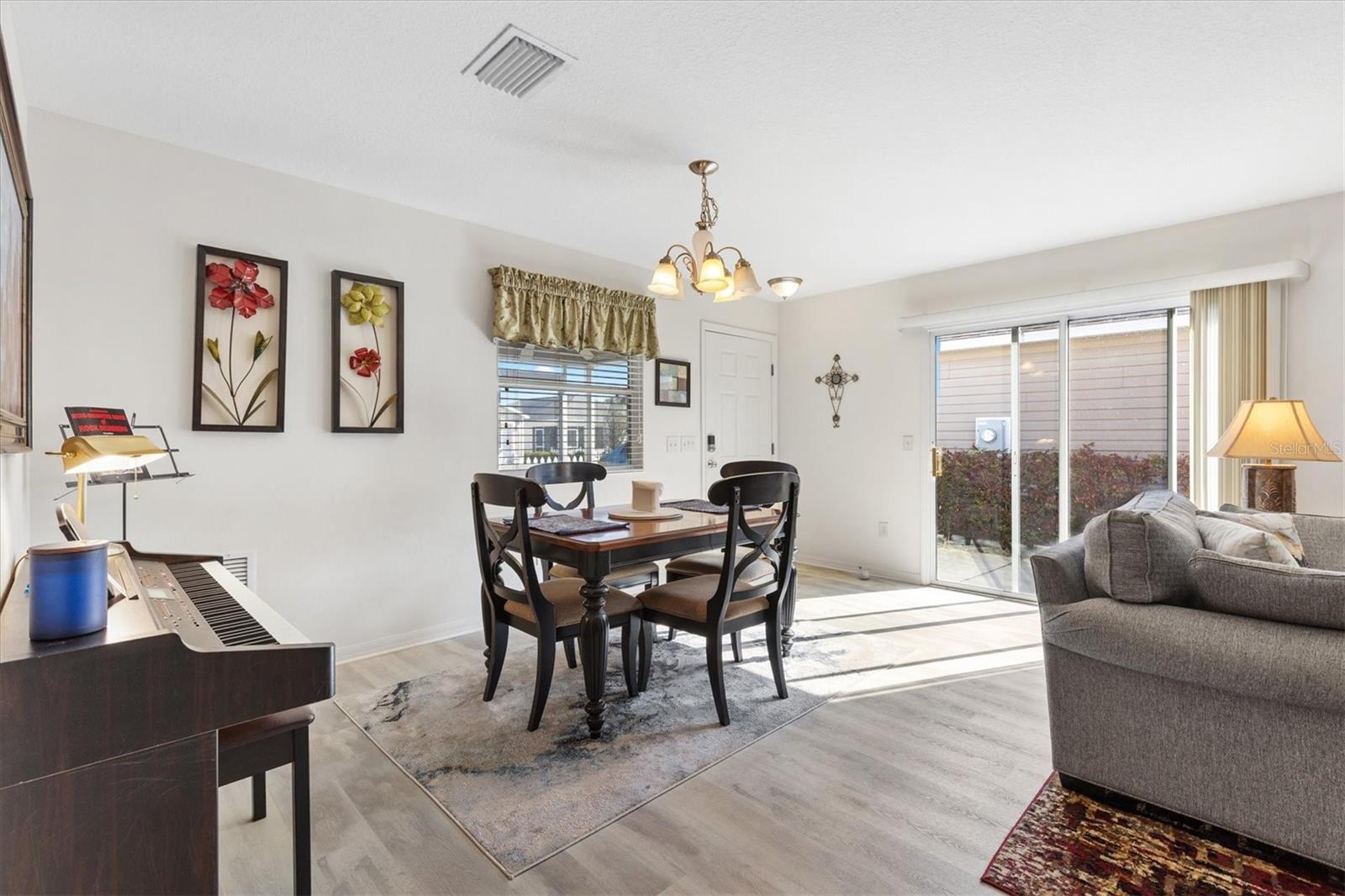 Listing photo id 5 for 2558 Carrington Court