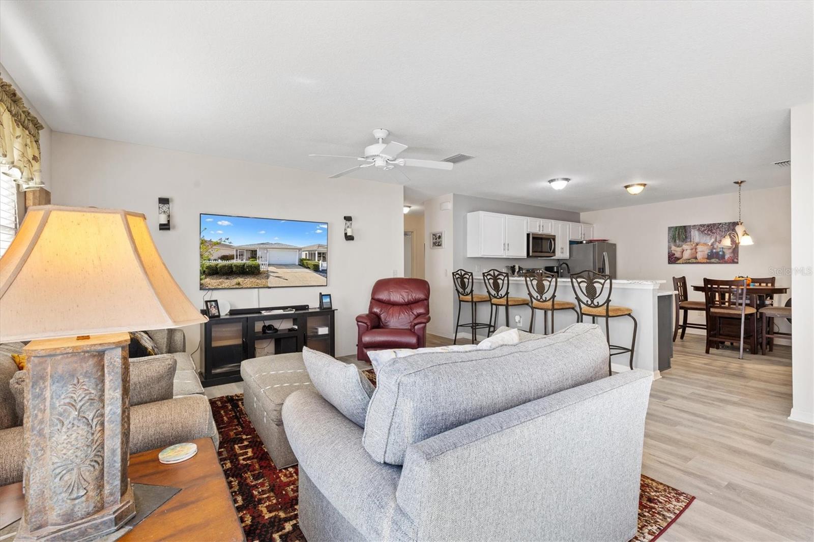 Listing photo id 6 for 2558 Carrington Court