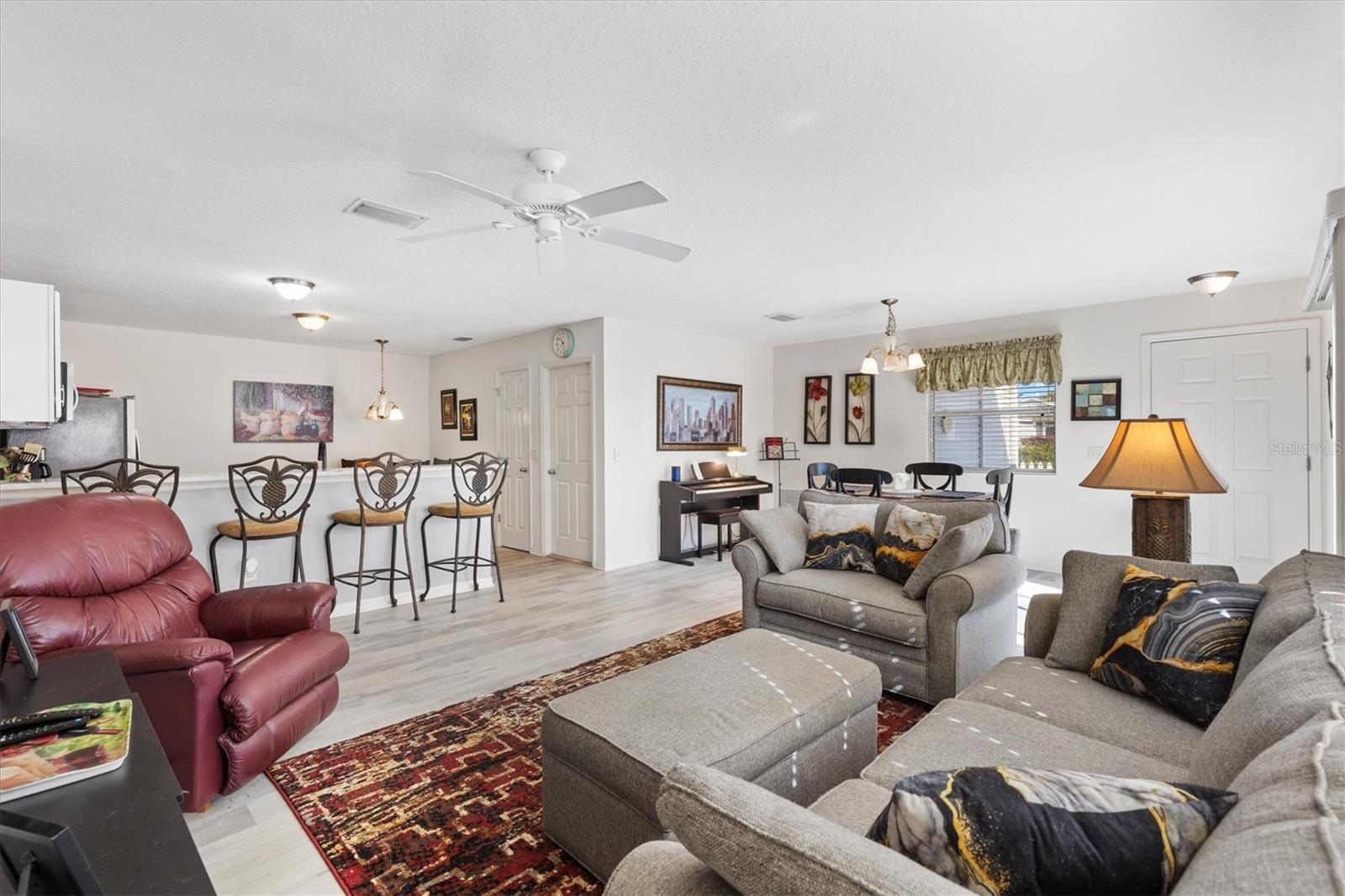 Listing photo id 7 for 2558 Carrington Court