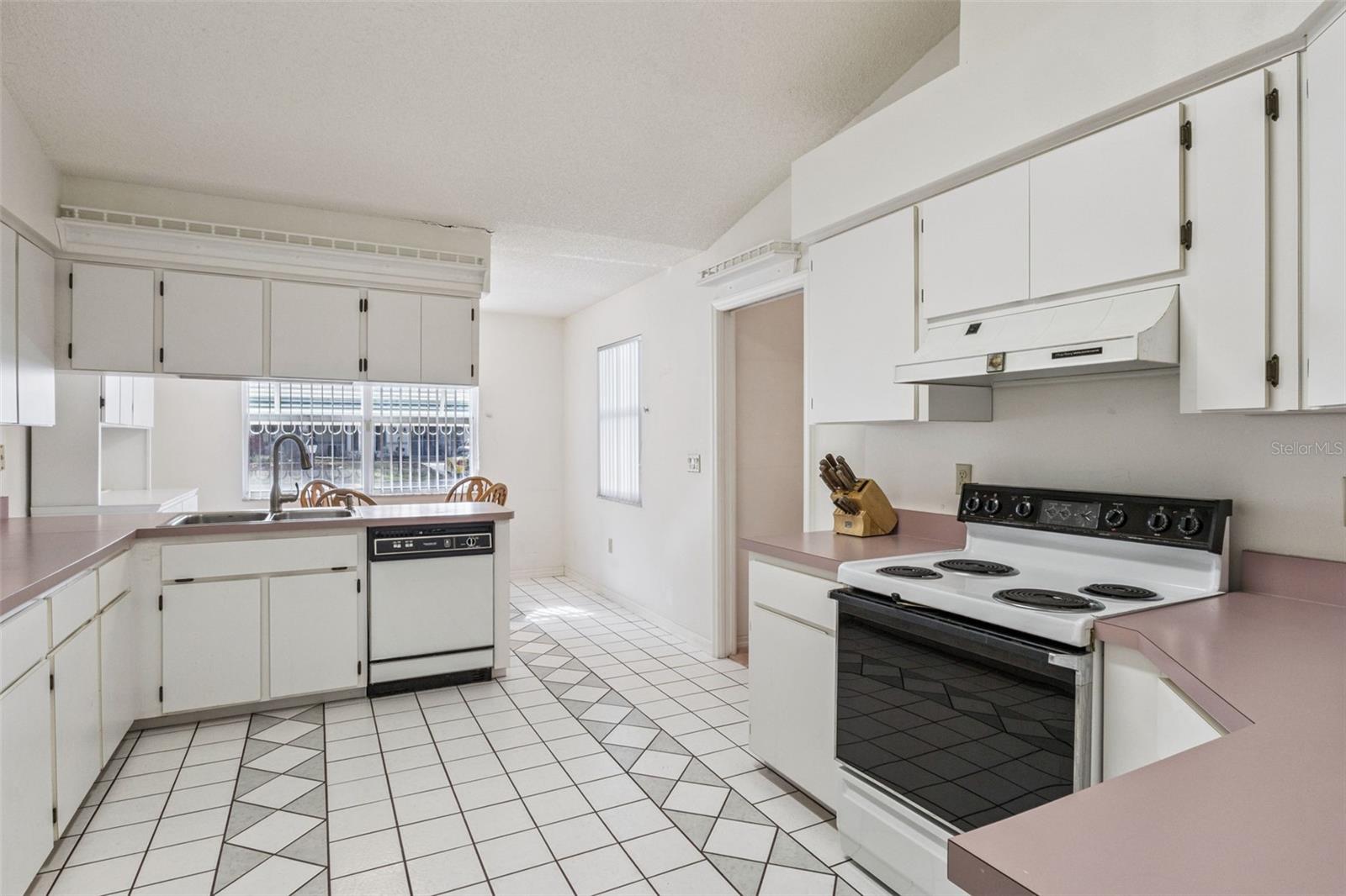 Image 10 of 41 For 828 Dundee Circle