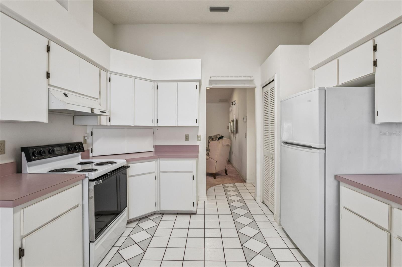 Image 11 of 41 For 828 Dundee Circle