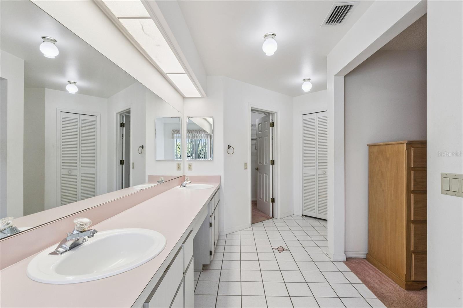 Image 15 of 41 For 828 Dundee Circle