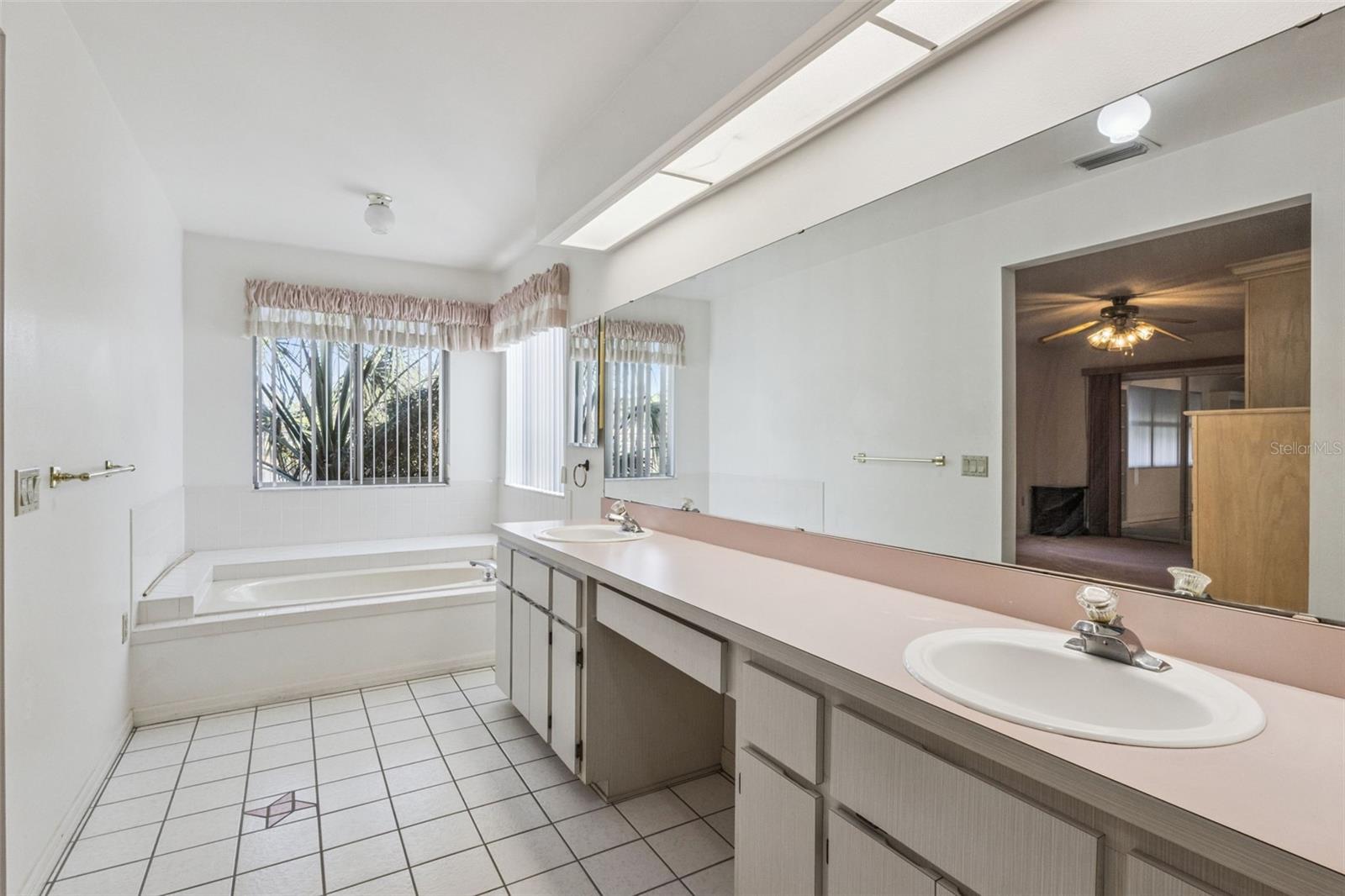 Image 17 of 41 For 828 Dundee Circle