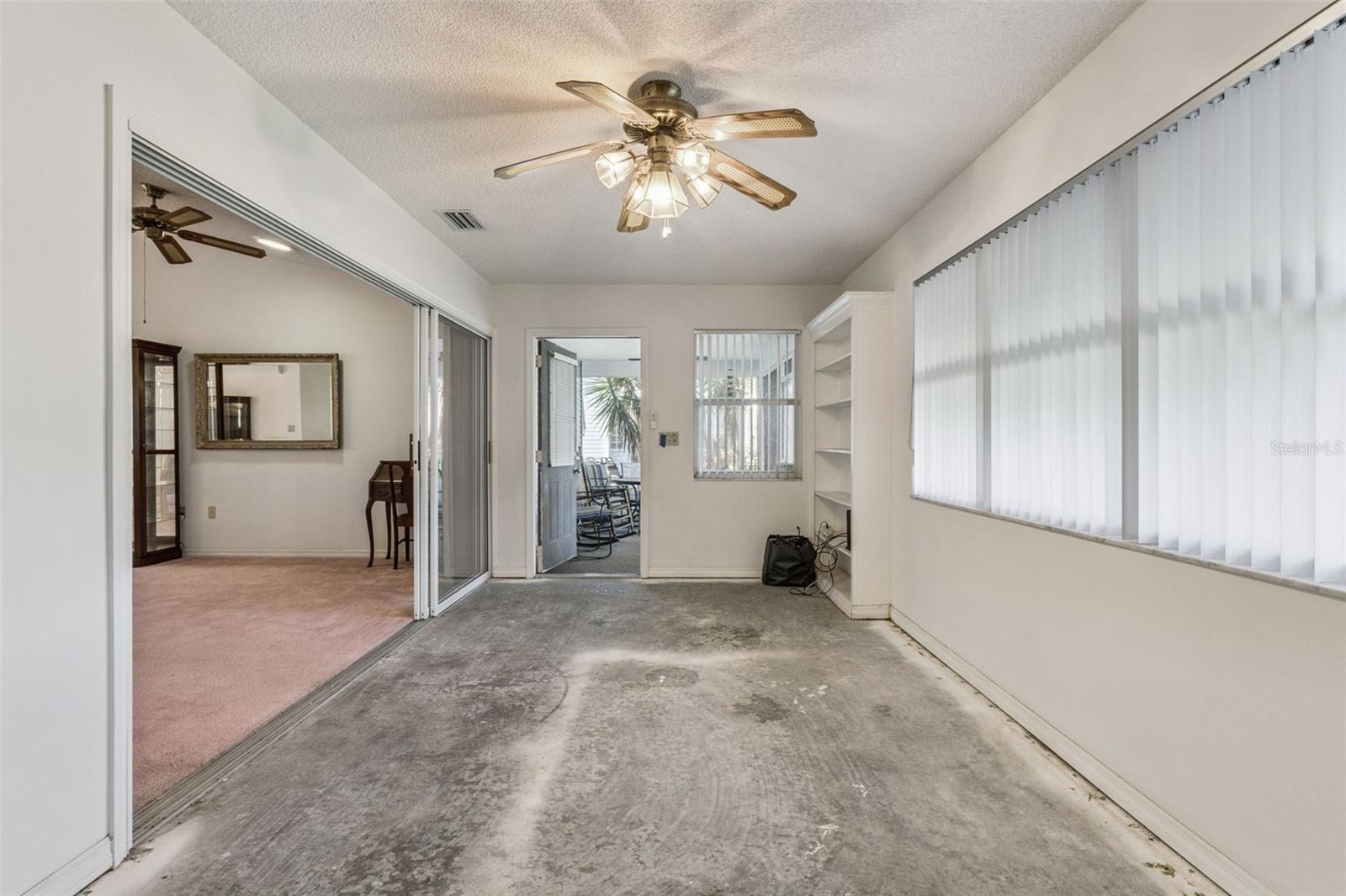 Image 26 of 41 For 828 Dundee Circle