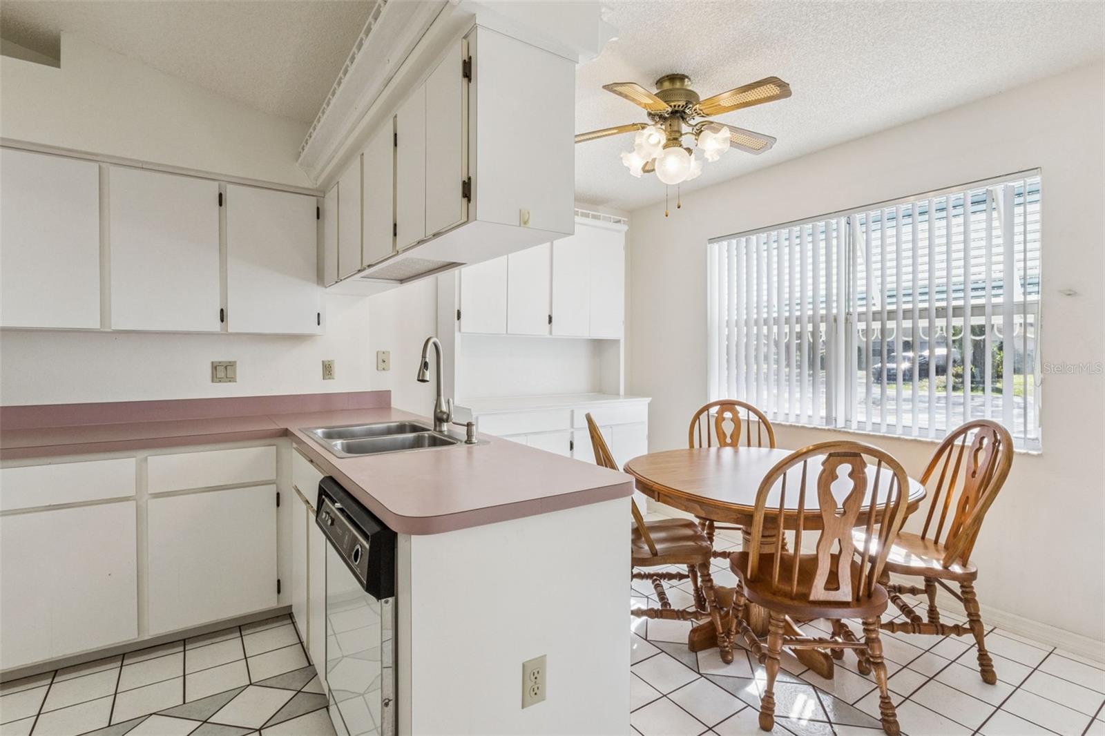 Image 9 of 41 For 828 Dundee Circle