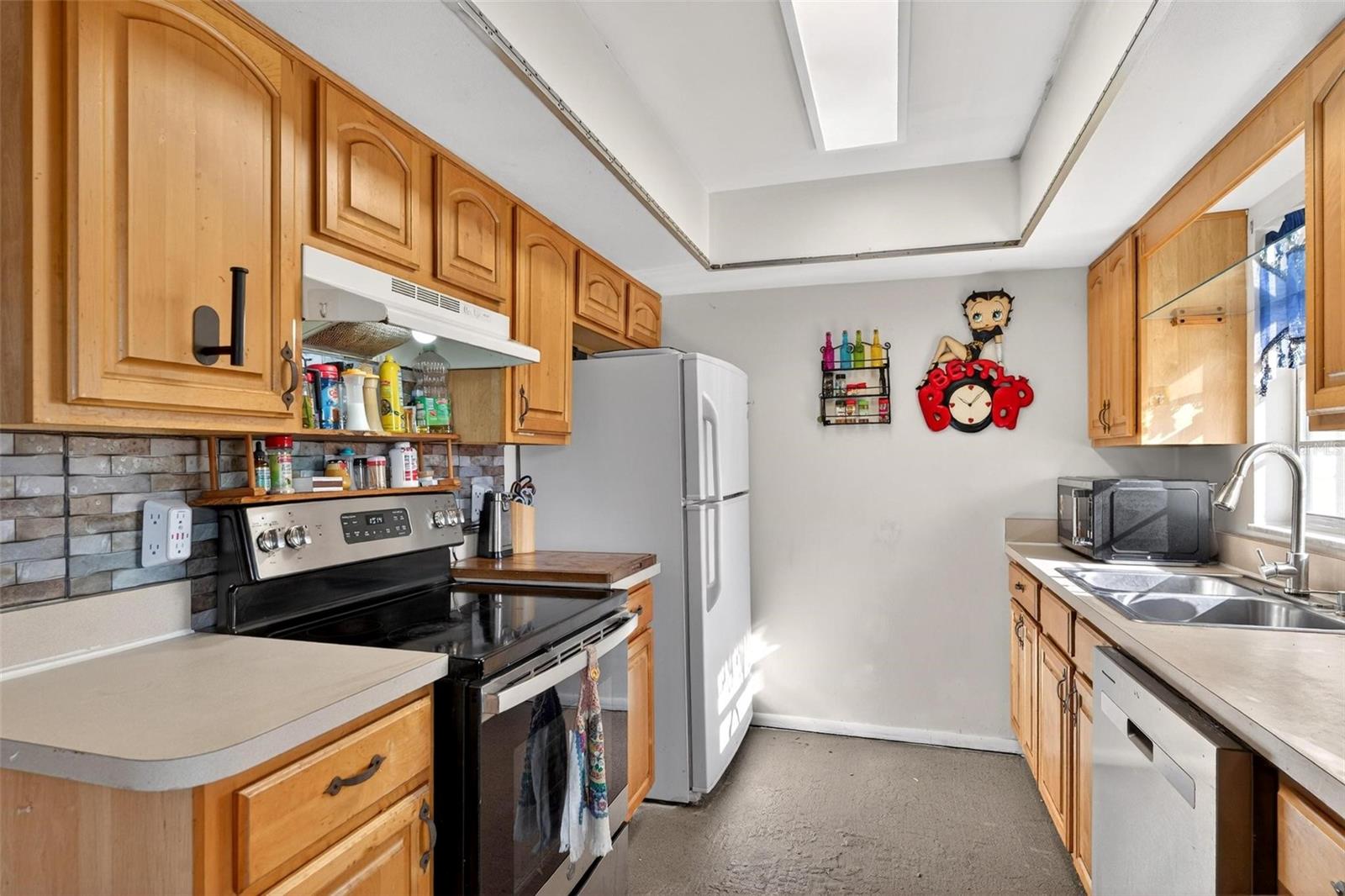 Image 14 of 34 For 467 Constitution Drive