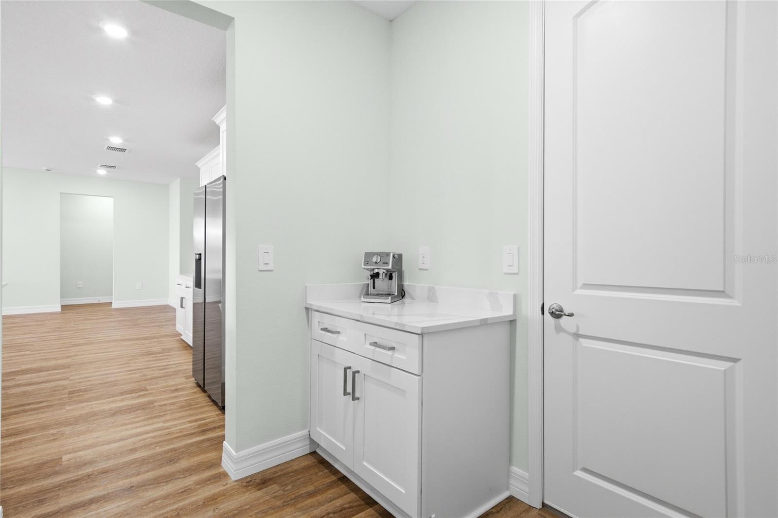 Image 16 of 58 For 1406 Valerius Street Se