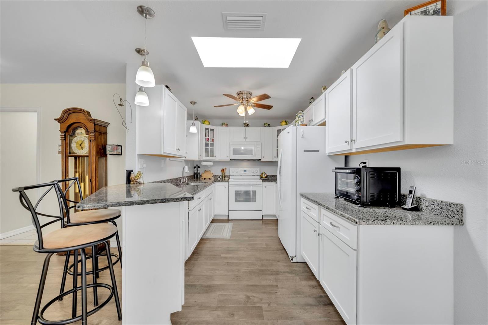 Image 11 of 66 For 26721 Bloomfield Avenue