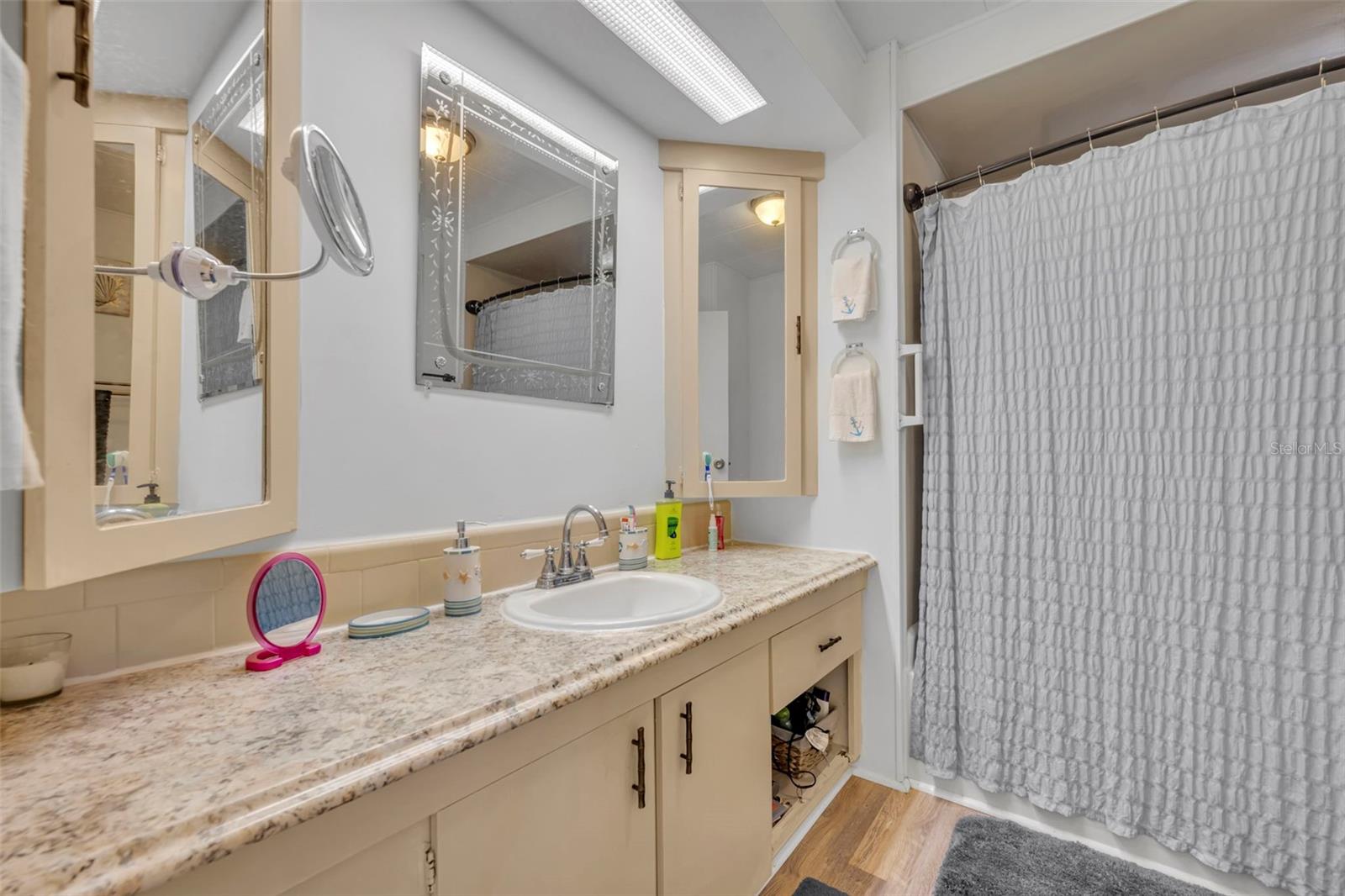 Image 25 of 46 For 180 Paradise N