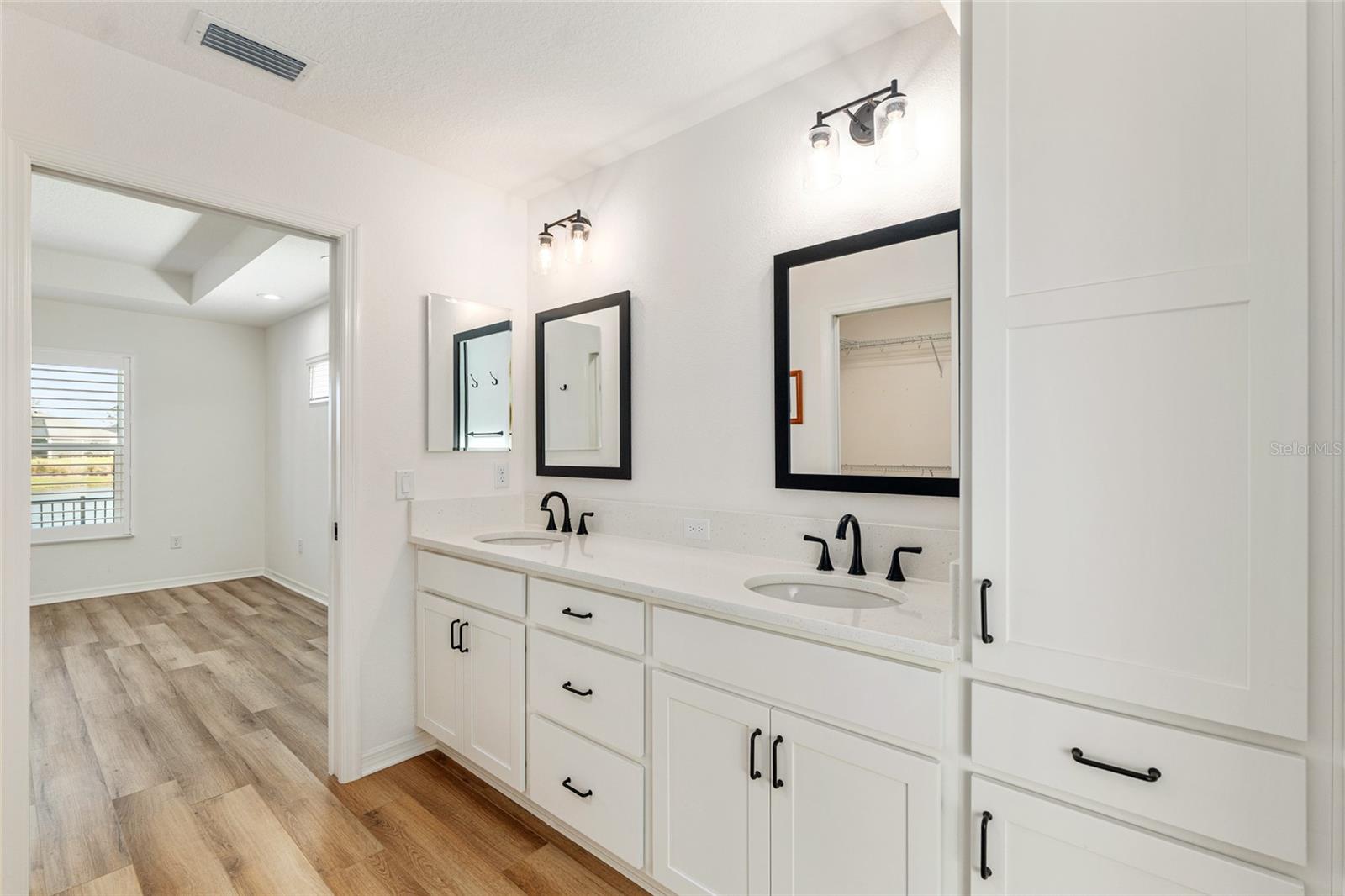 Image 36 of 64 For 2004 Booth Place